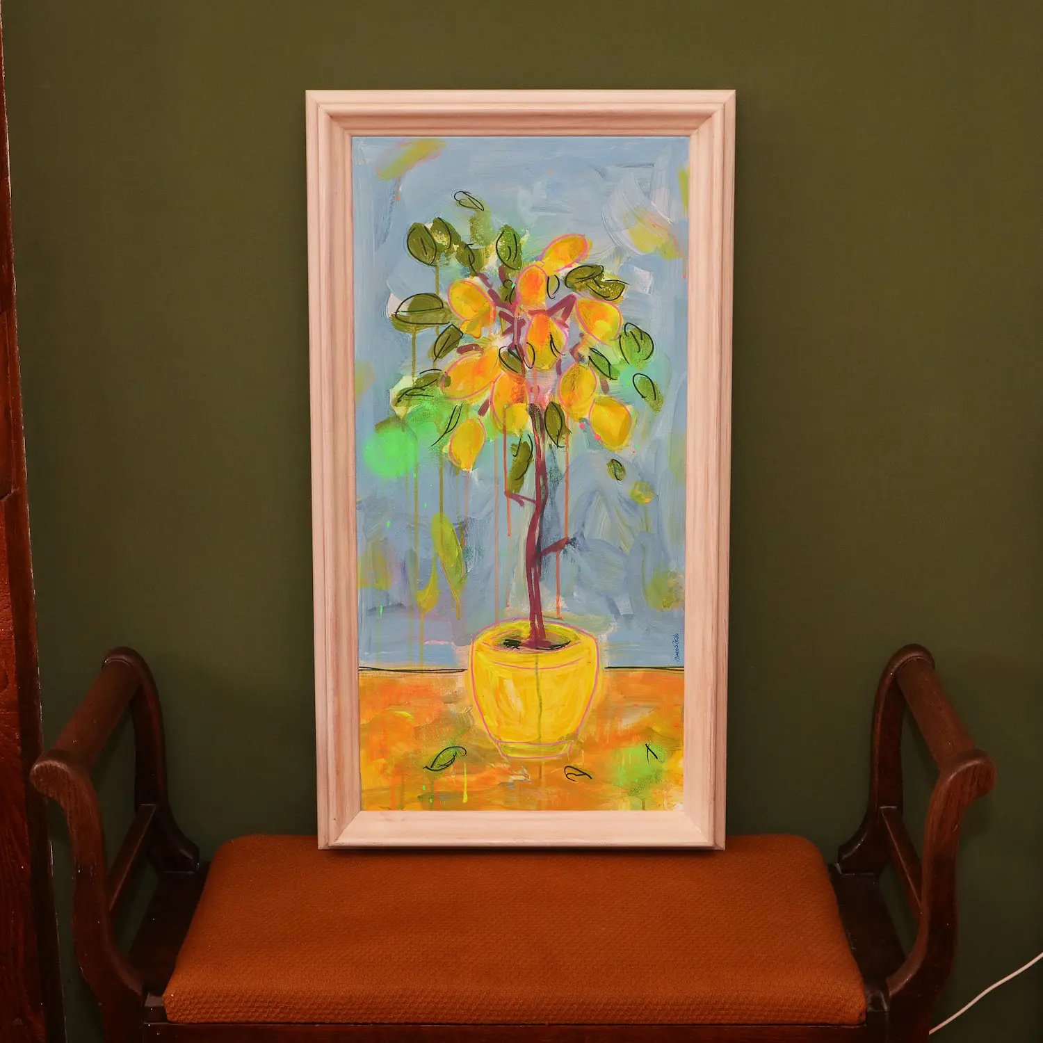 Nahaufnahme Künstler Gemälde preiswert Obst Baum Stamm hellblau gelb neon Hochformat