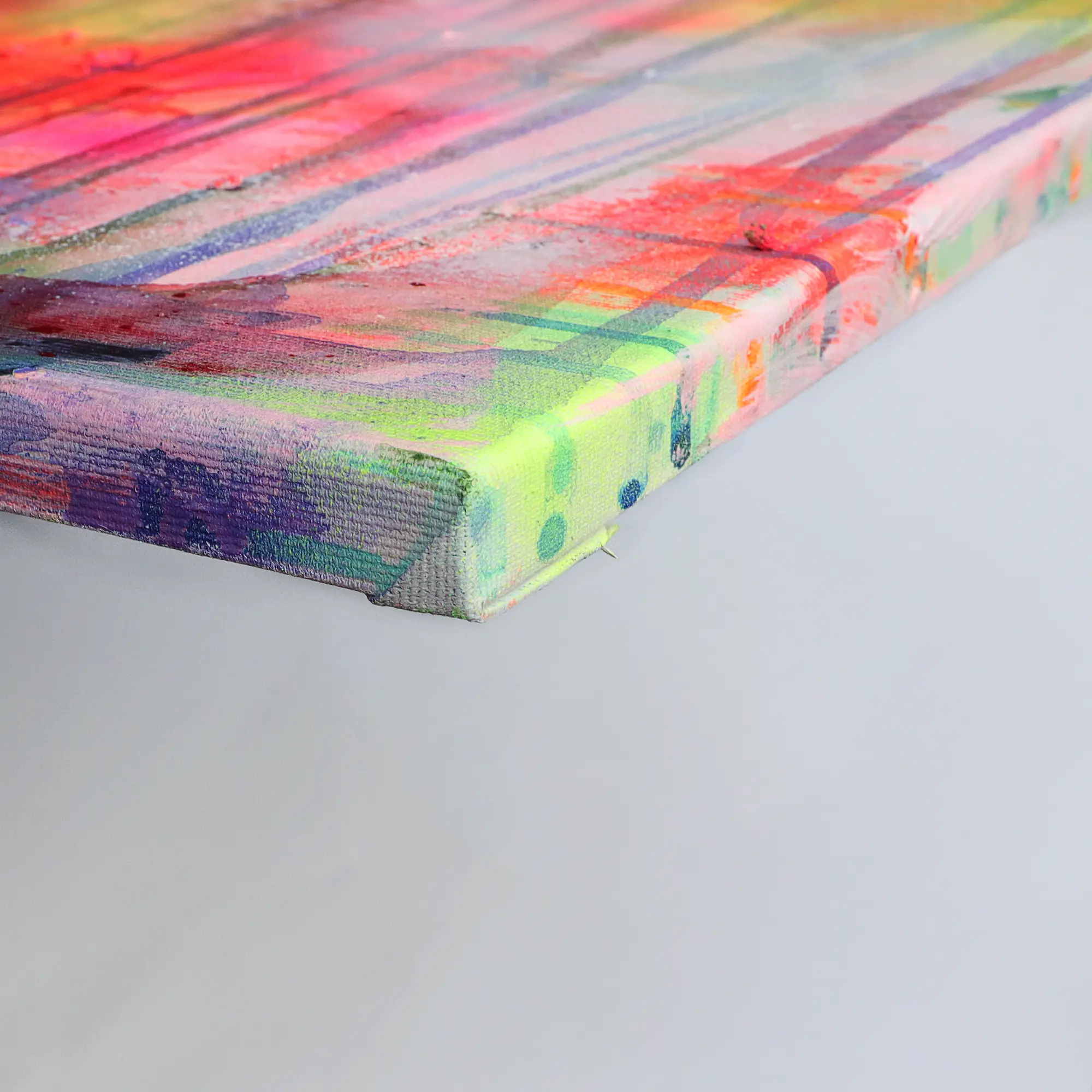 Nahaufnahme Mini XS klein Gemälde Bild abstrakt neon gelb pink lila weiß Linien Streifen