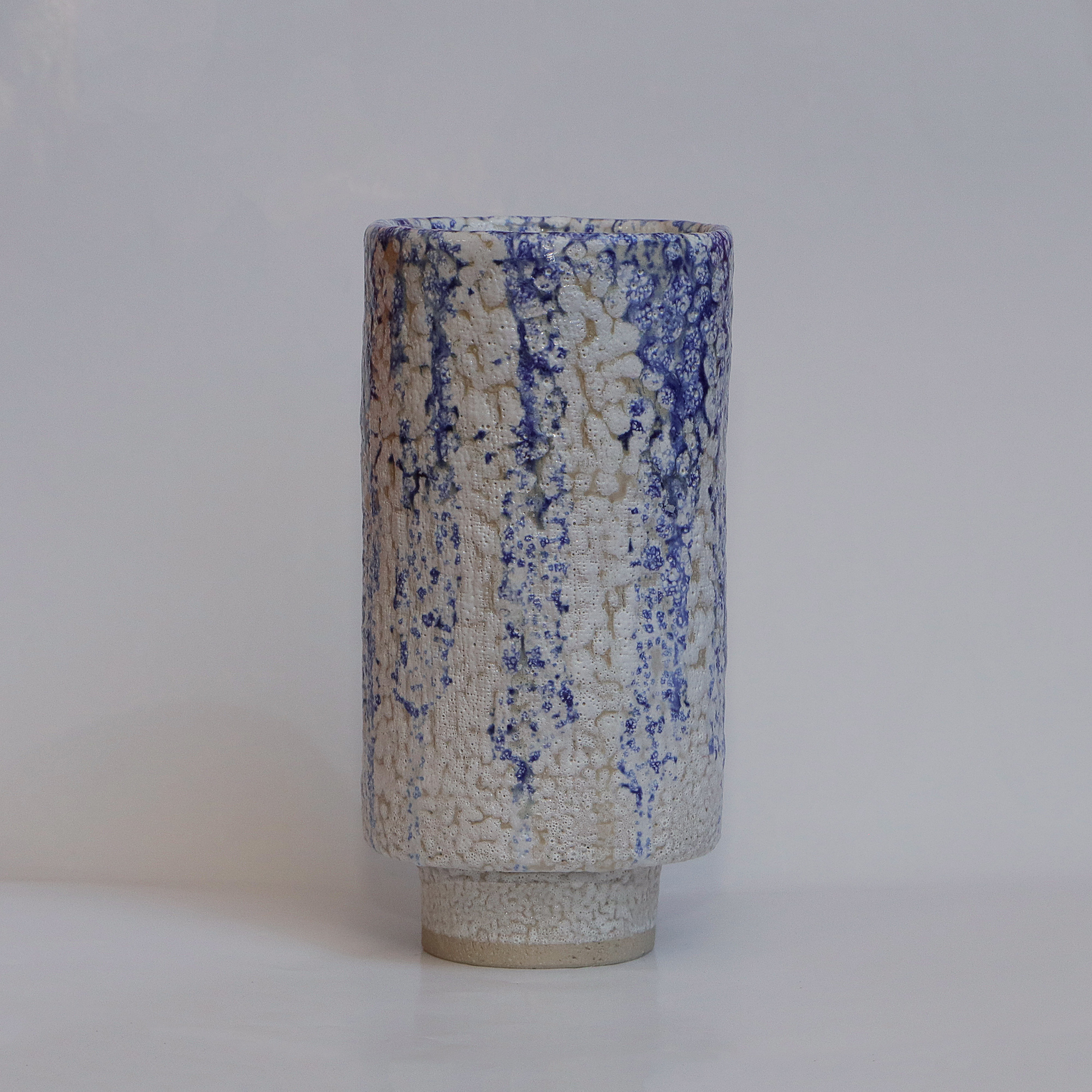 Keramik Steinzeug Blumen Vase weiss blau abstrakt Punkte Farb Verlauf Unikat Art