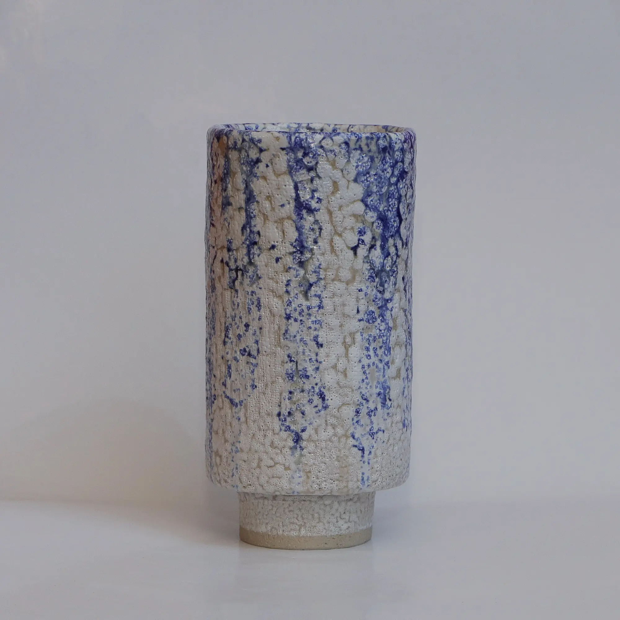 Keramik Steinzeug Blumen Vase weiss blau abstrakt Punkte Farb Verlauf Unikat Art