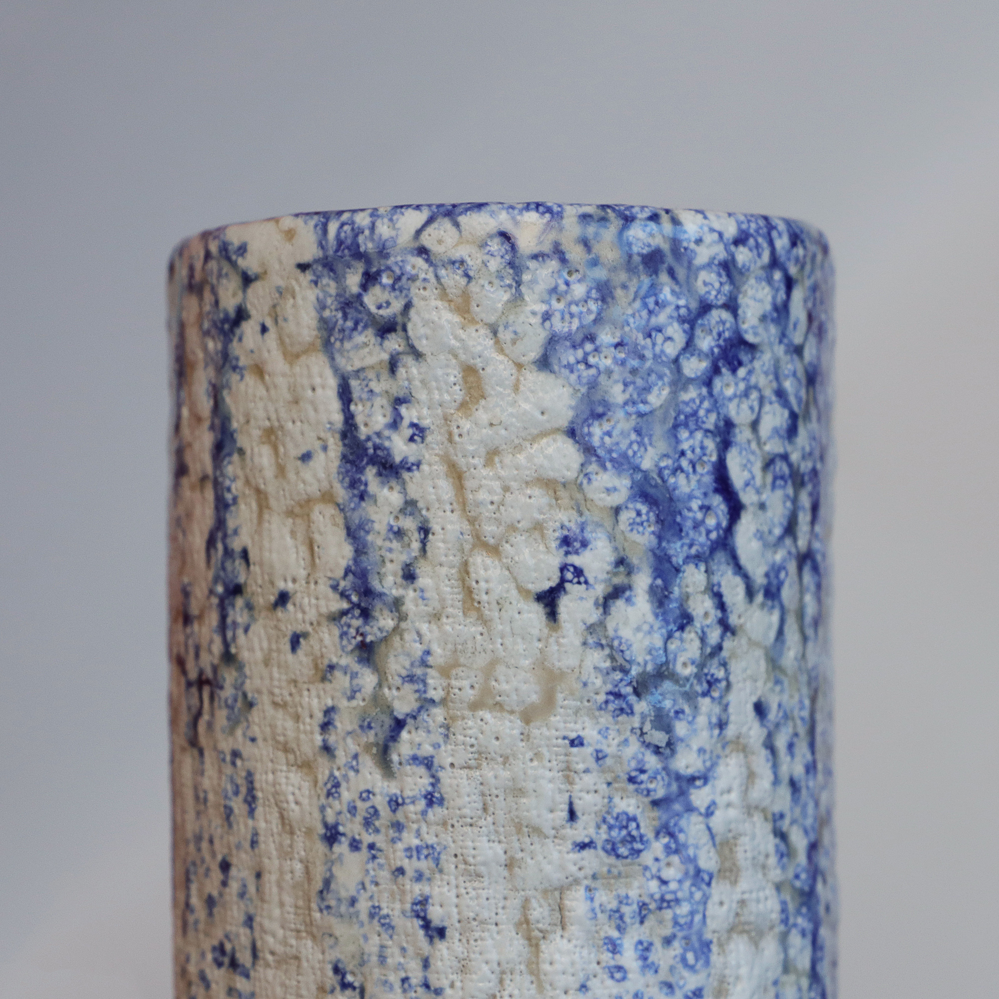 Detail Keramik Steinzeug Blumen Vase weiss blau abstrakt Punkte Farb Verlauf Unikat Art