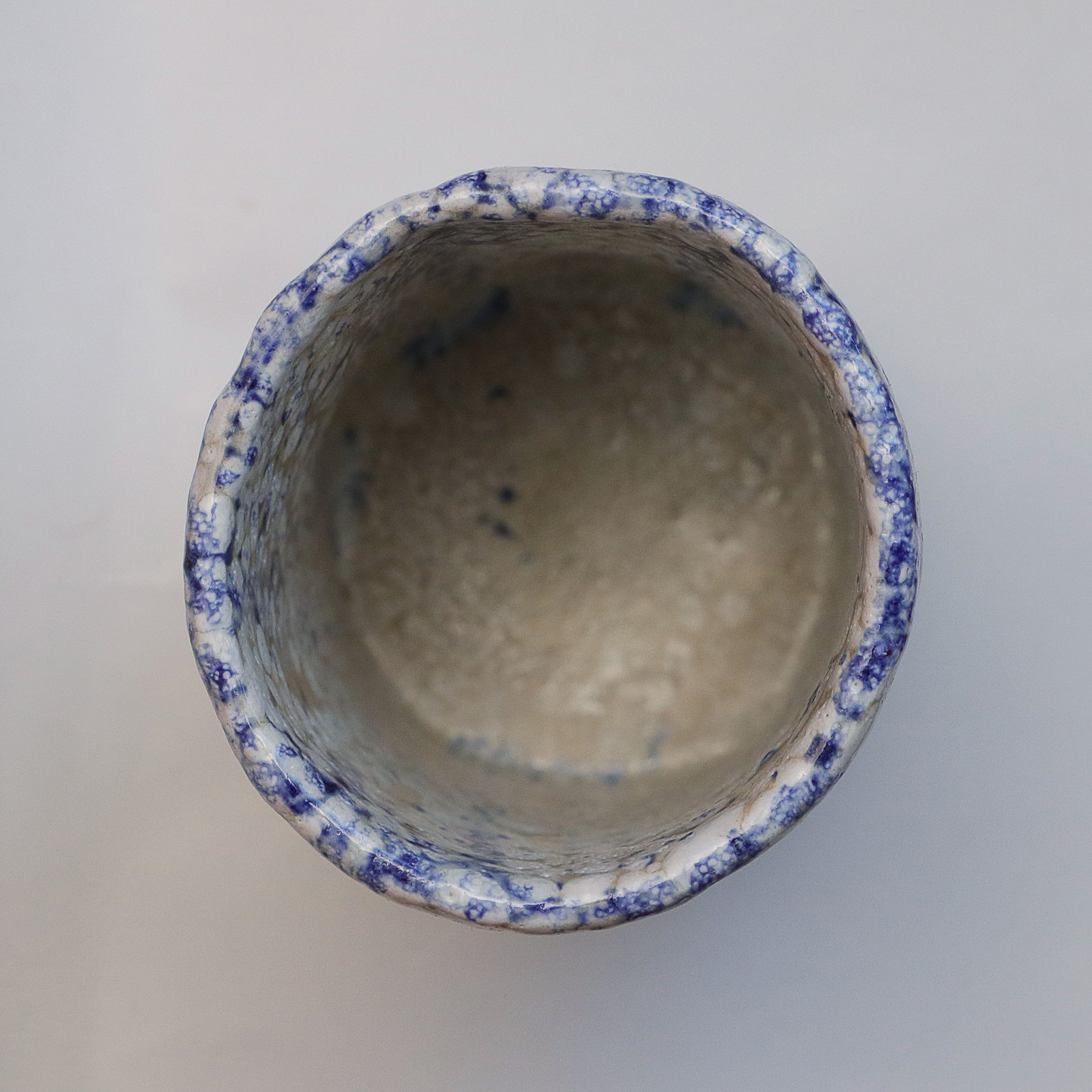 Detail Keramik Steinzeug Blumen Vase weiss blau abstrakt Punkte Farb Verlauf Unikat Art