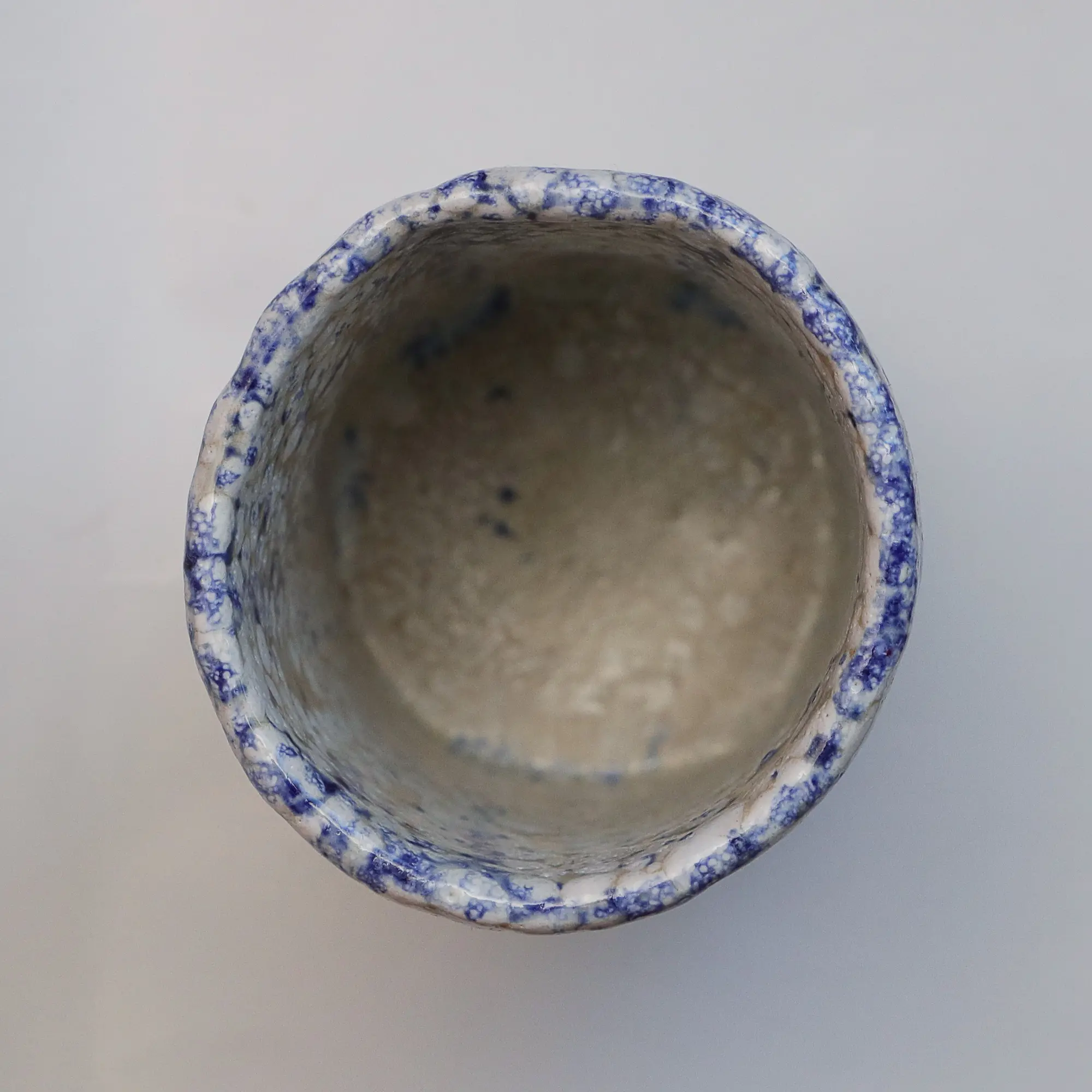 Nahaufnahme Keramik Steinzeug Blumen Vase weiss blau abstrakt Punkte Farb Verlauf Unikat Art