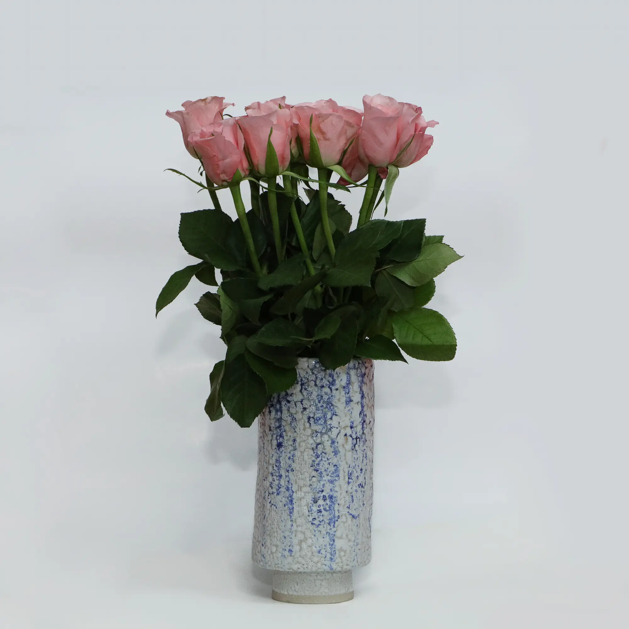 Nahaufnahme Keramik Steinzeug Blumen Vase weiss blau abstrakt Punkte Farb Verlauf Unikat Art