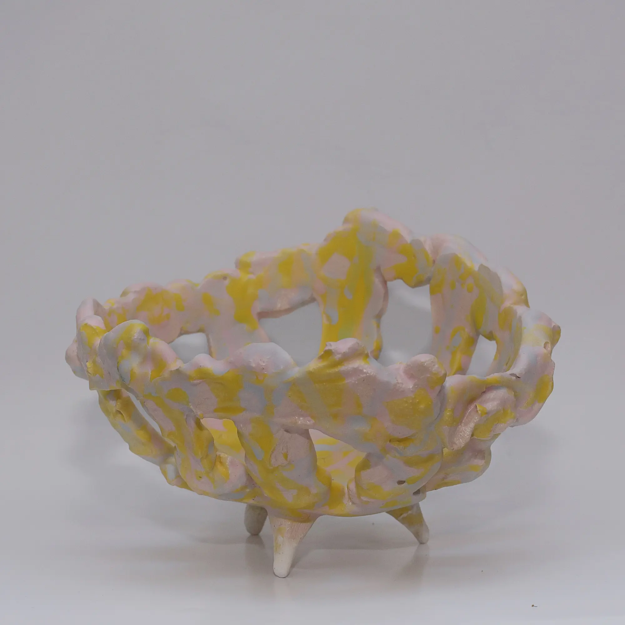 Nahaufnahme Keramik Deko Obst Schale bunt gelb pastell Oster Ostern Fruehling abstrakt Nest