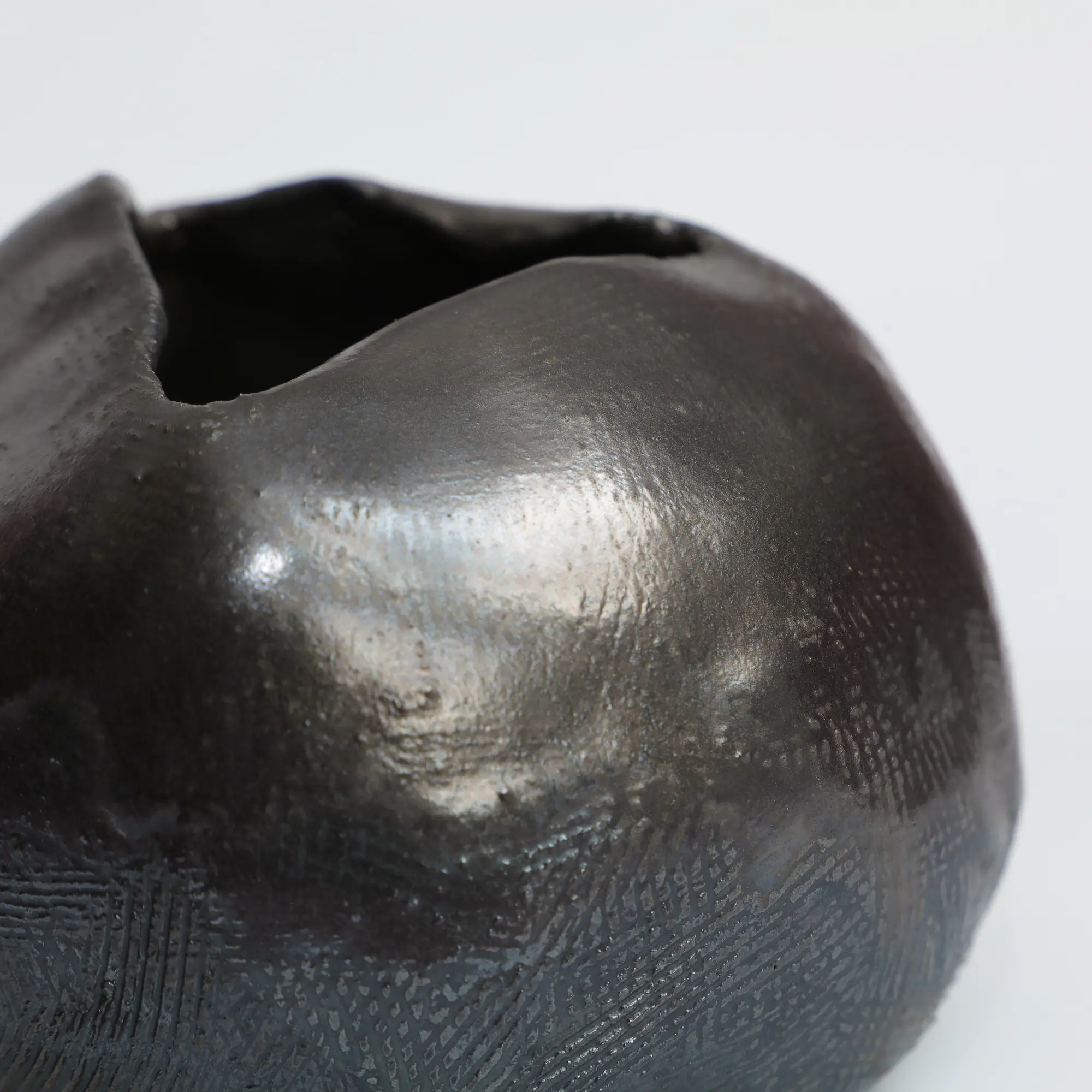 Nahaufnahme Keramik Mond Moon Vase alt gold bronze rund Kugel Metall schwarz metallisch