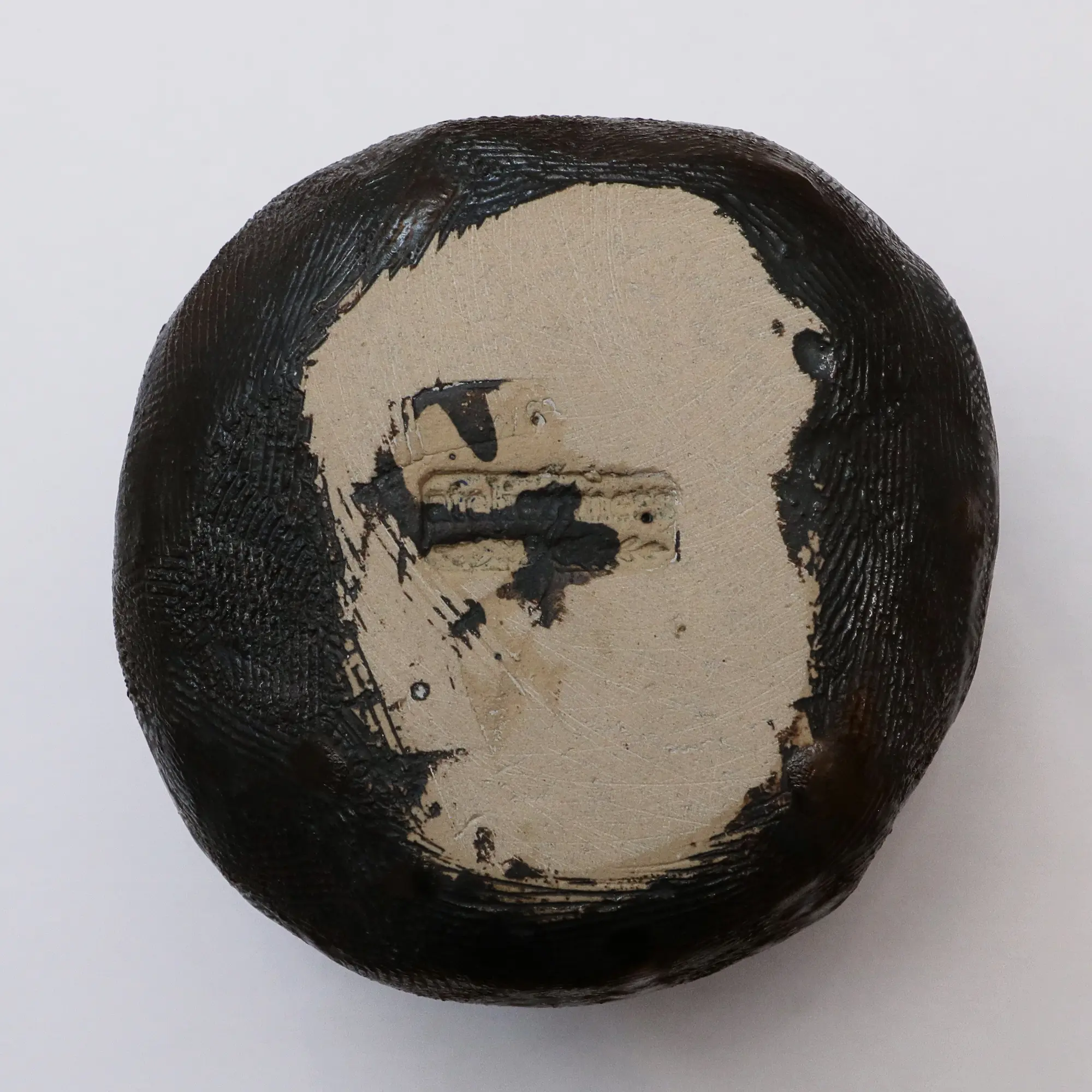 Nahaufnahme Keramik Mond Moon Vase alt gold bronze rund Kugel Metall schwarz metallisch