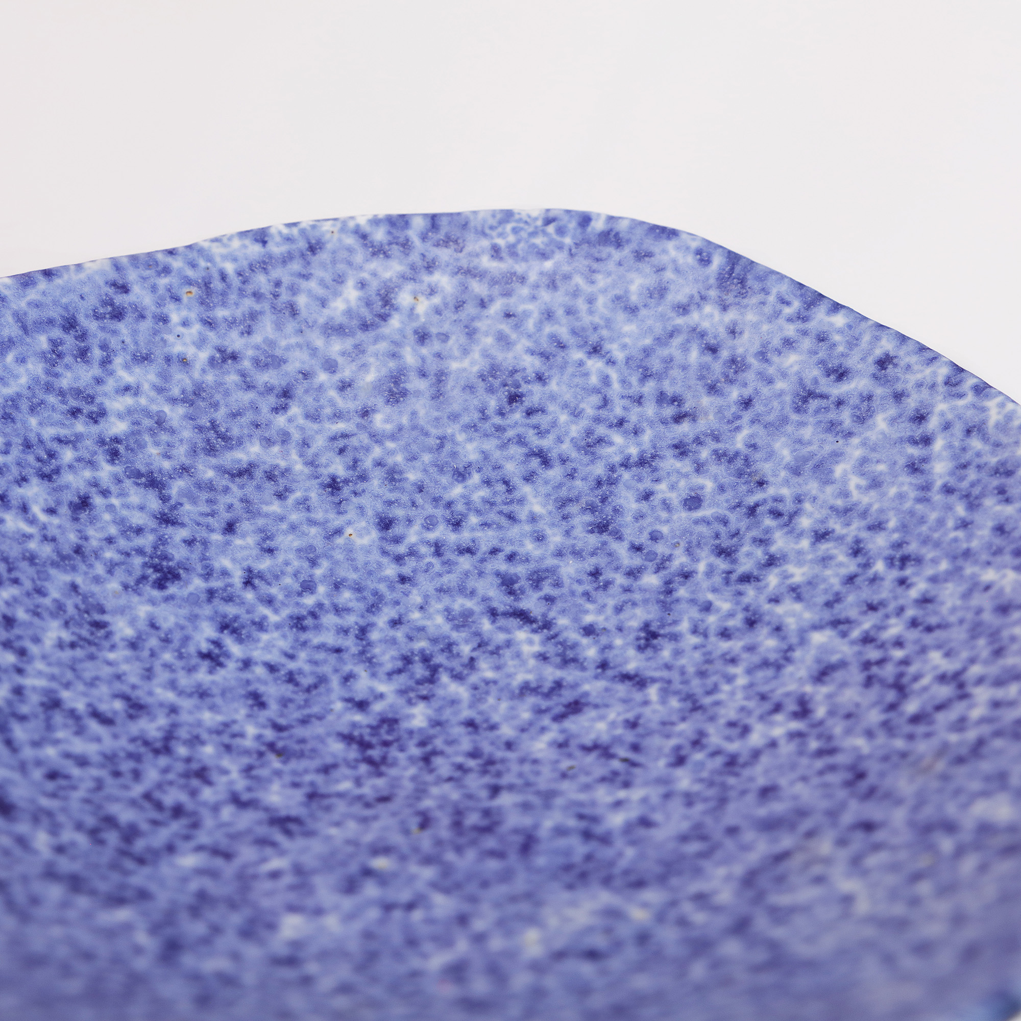 Detail Keramik Steinzeug Deko Obst Nuss Schale blau weiss Punkte gepunktet Fuesse Kunst