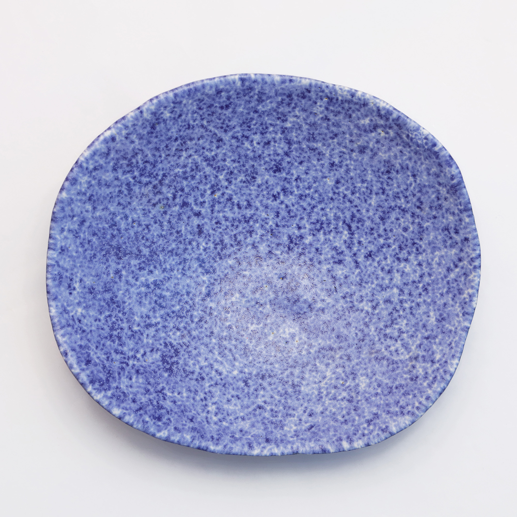 Detail Keramik Steinzeug Deko Obst Nuss Schale blau weiss Punkte gepunktet Fuesse Kunst