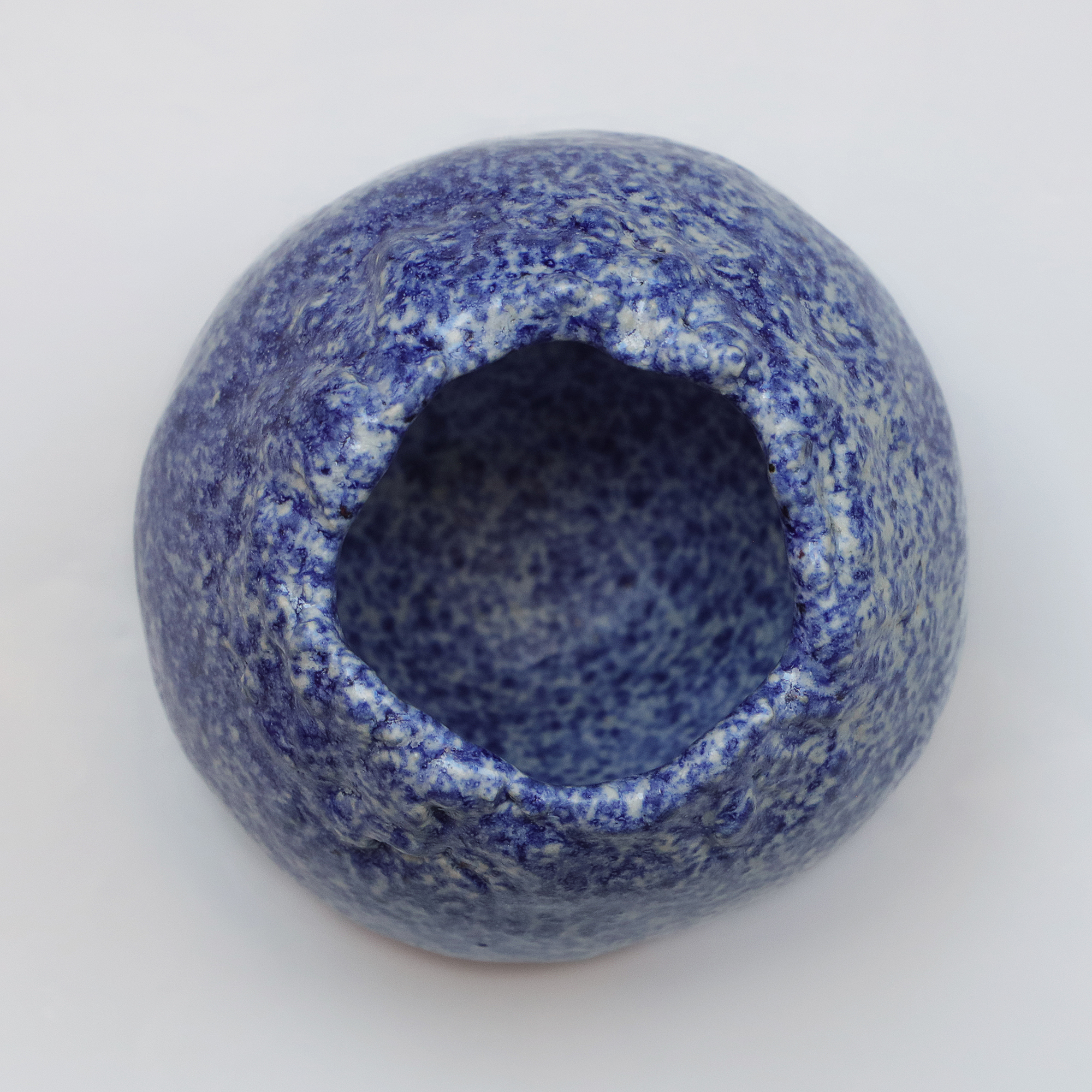 Detail Keramik Kleine blau weiss gepunktete Blumen Vase Steinzeug abstrakt Kunst Unikat