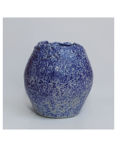 Medium vase, white-blue dotted - H12 cm - 15 Euro
