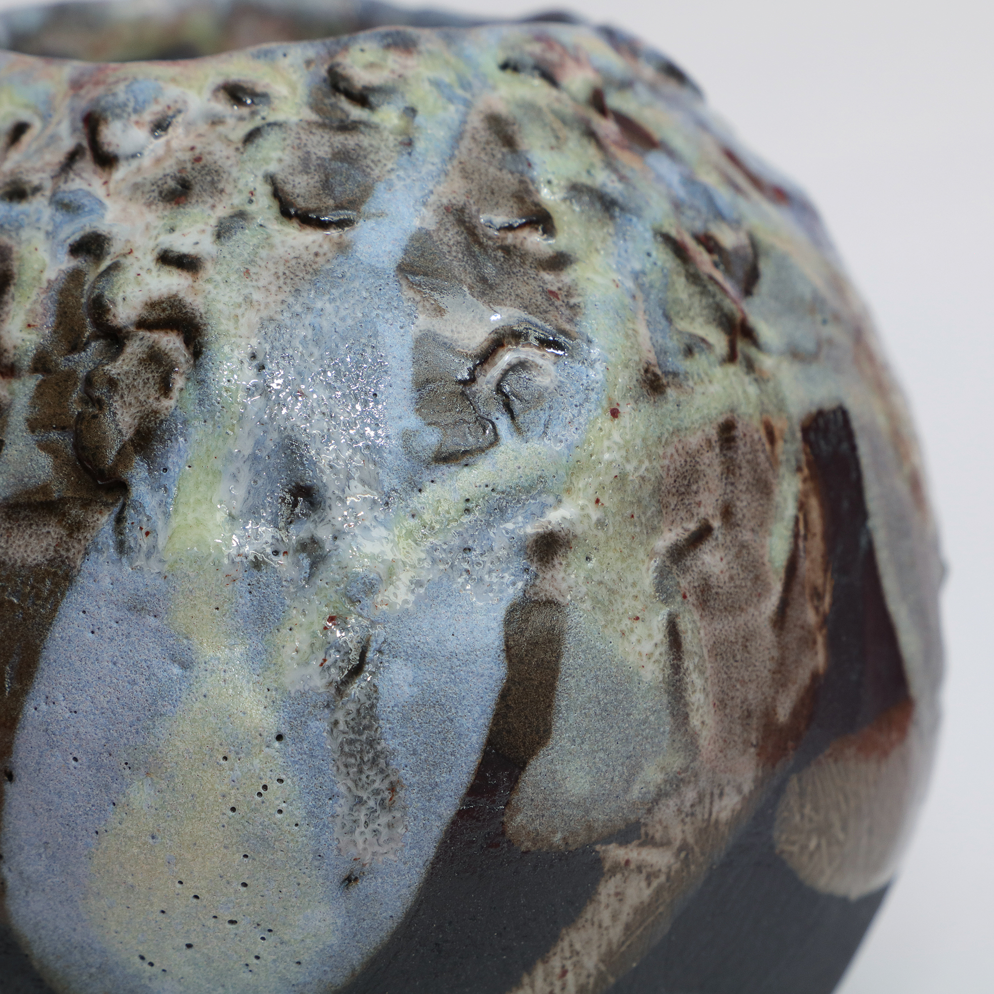 Detail Keramik Kugel Moon Vase hell blau gelb schwarz Ton matt Unikat original Kunst XL