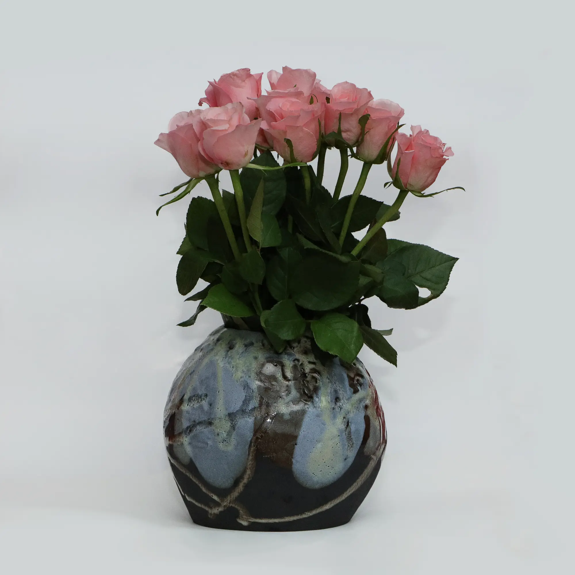 Nahaufnahme Keramik Kugel Moon Vase hell blau gelb schwarz Ton matt Unikat original Kunst XL