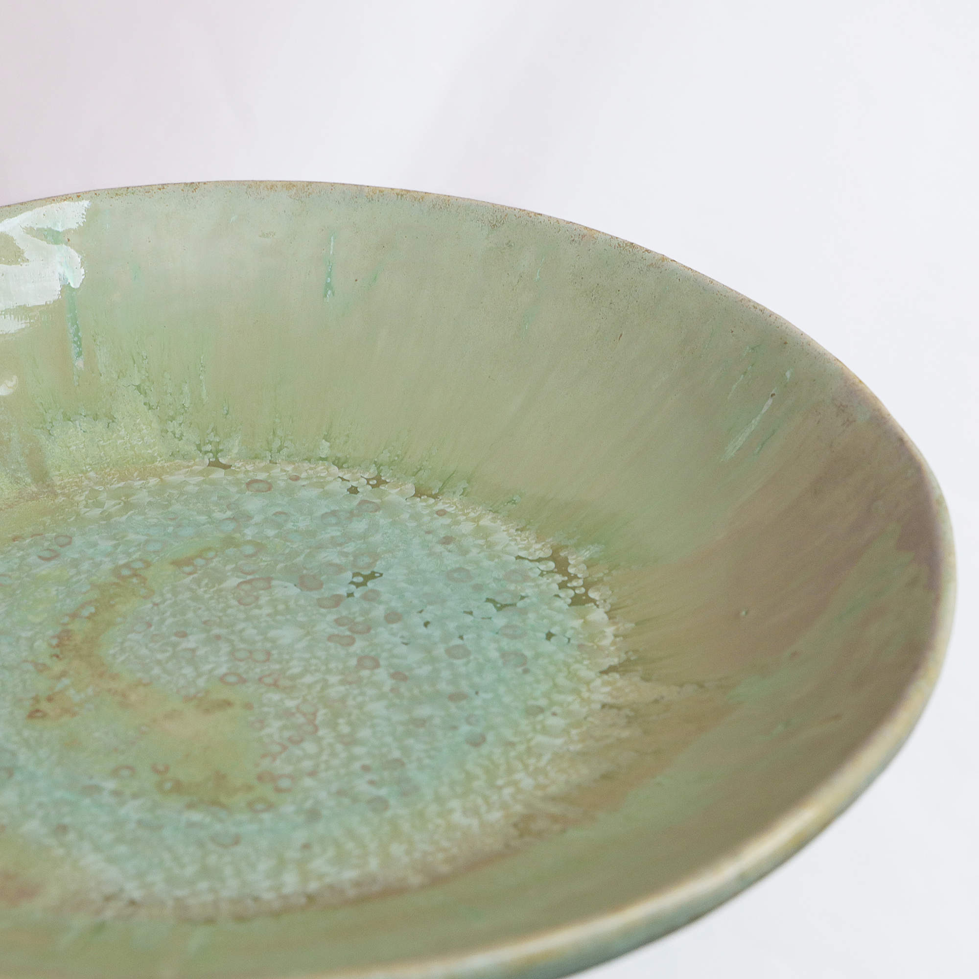 Detail XL Obst Schale Seladon Glasur Kristalle Steinzeug hell grün grau Deko Kunst Art