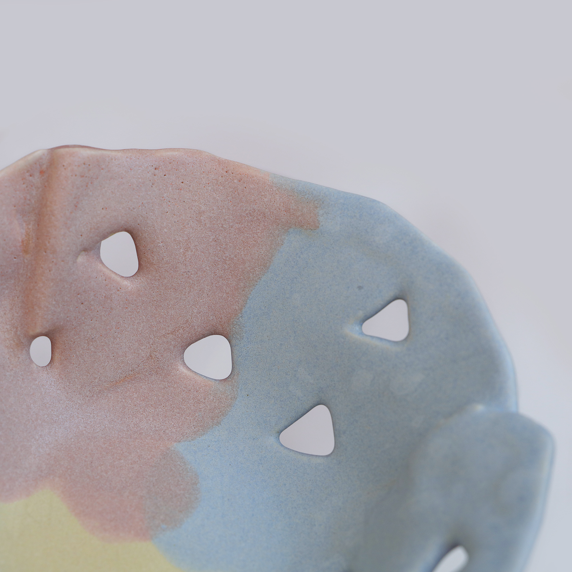 Detail XS Mini Deko Kunst Schale cut outs pastell gelb rosa blau hell Dreieck Keramik