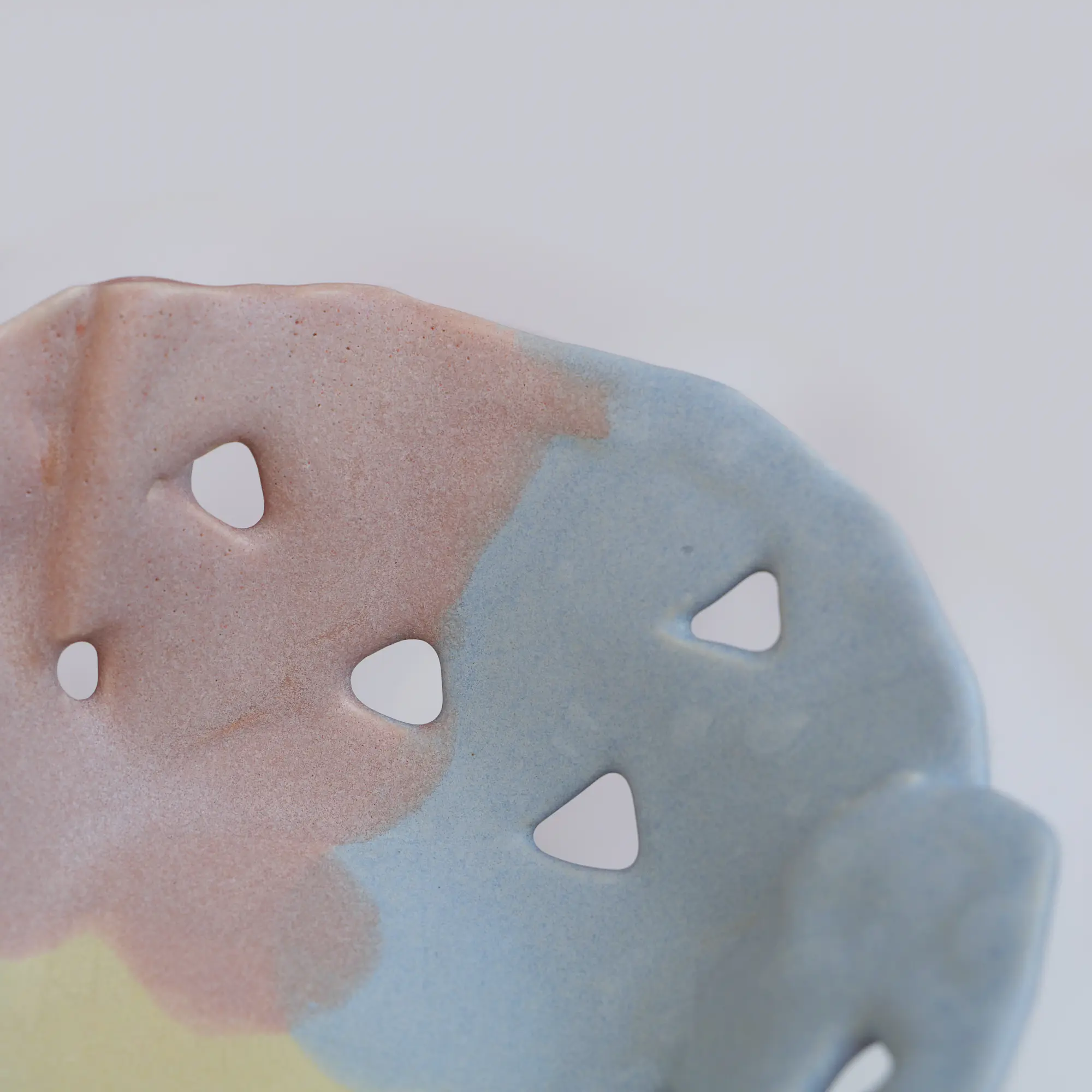 Nahaufnahme XS Mini Deko Kunst Schale cut outs pastell gelb rosa blau hell Dreieck Keramik