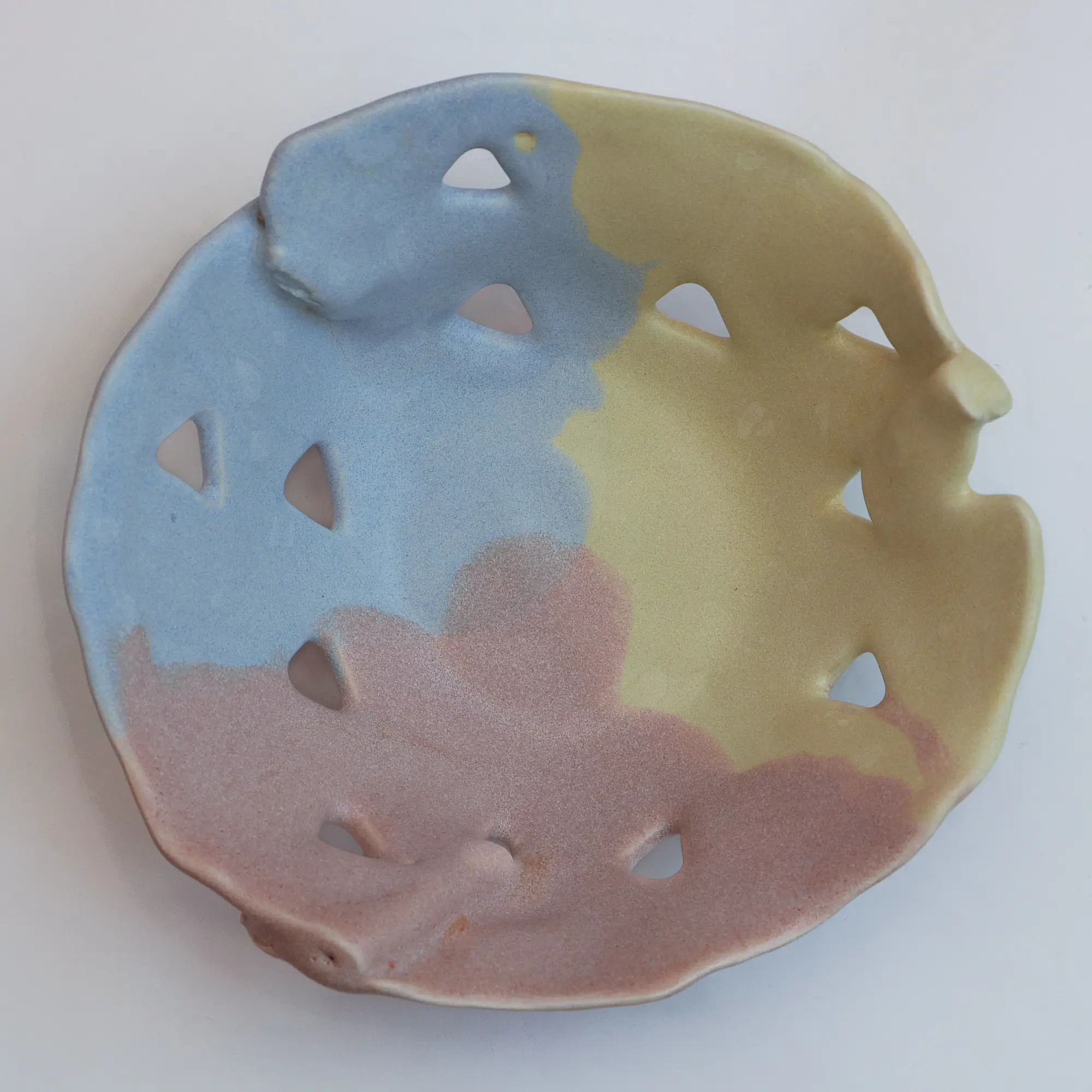 Nahaufnahme XS Mini Deko Kunst Schale cut outs pastell gelb rosa blau hell Dreieck Keramik