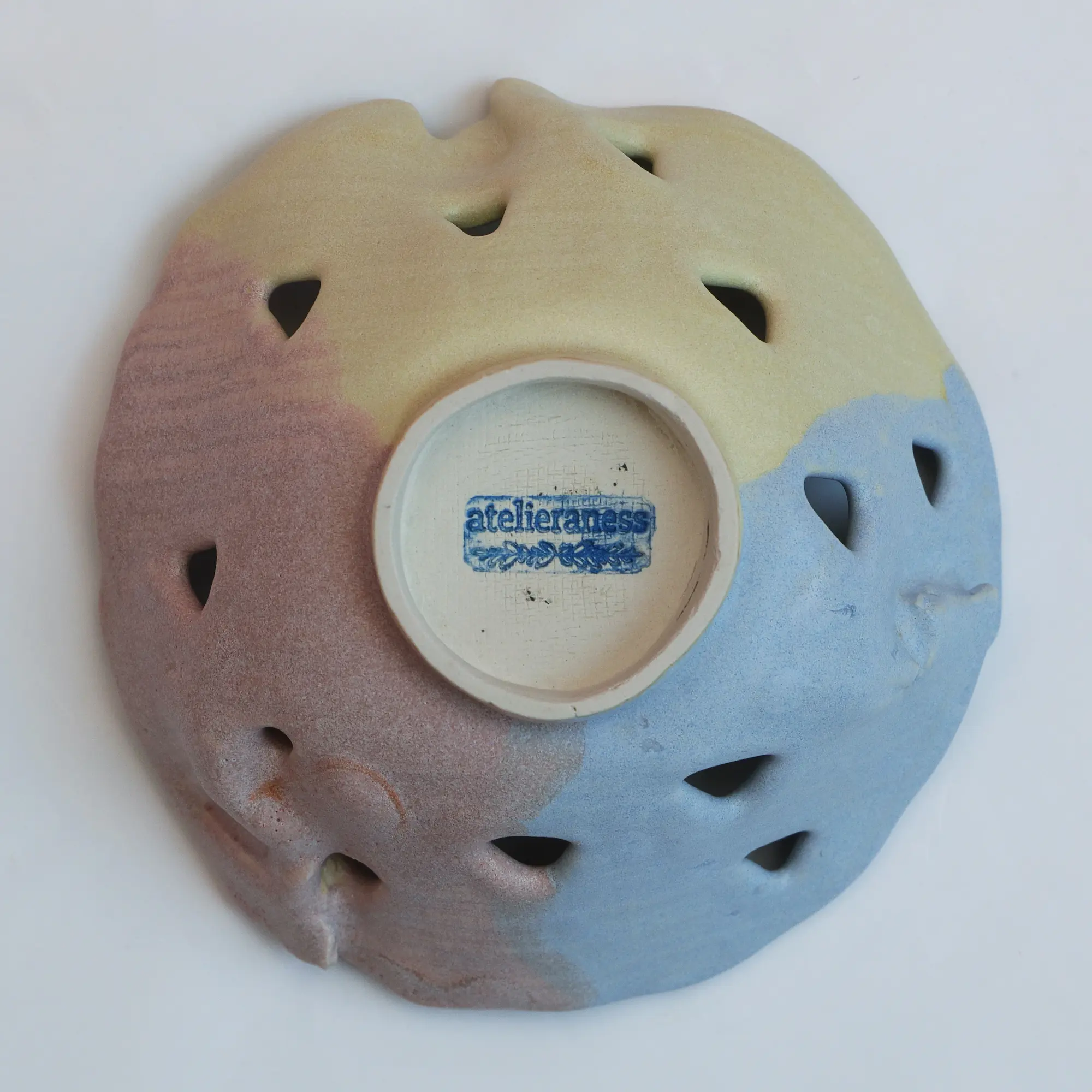 Nahaufnahme XS Mini Deko Kunst Schale cut outs pastell gelb rosa blau hell Dreieck Keramik