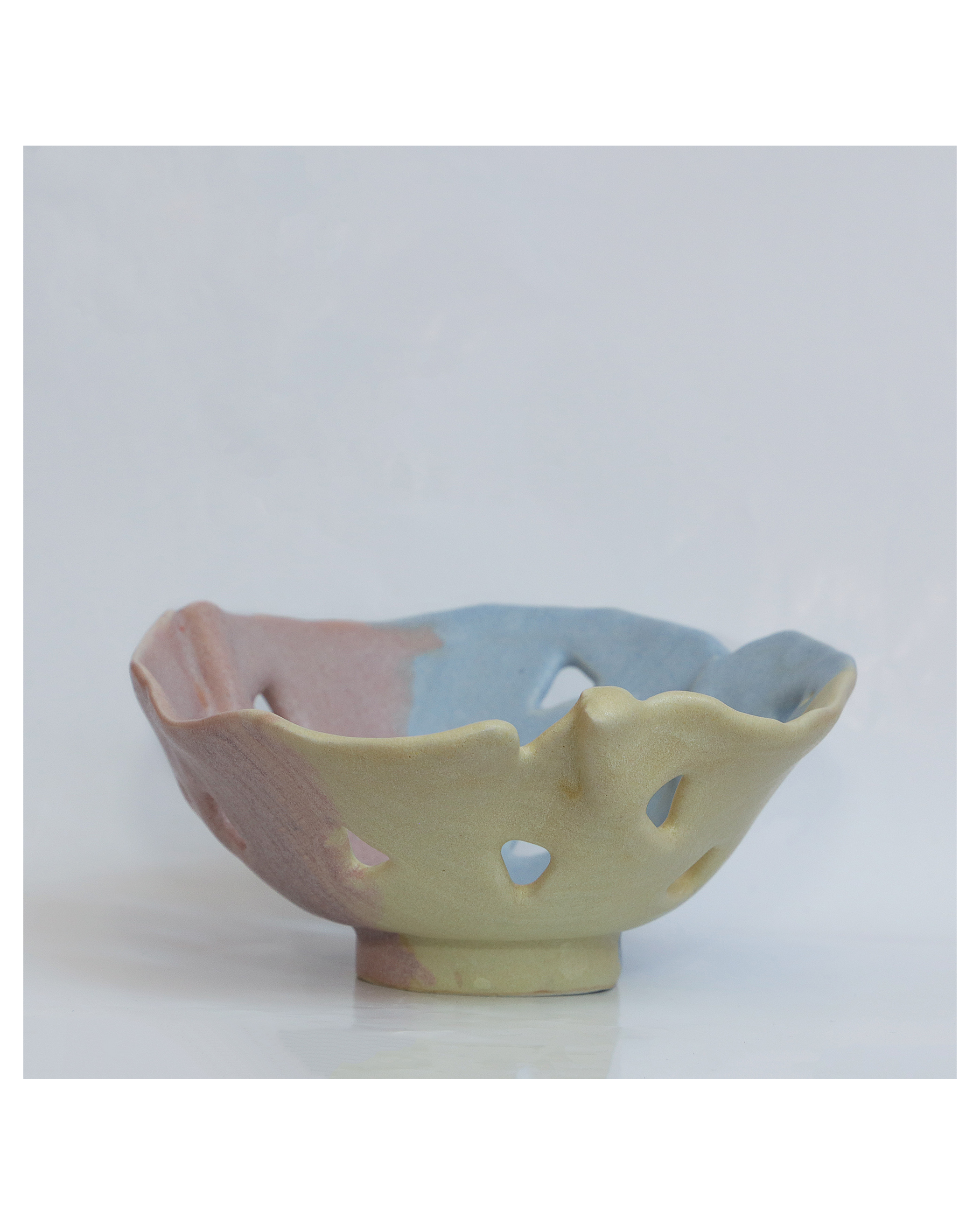 Mini bowl with matte colored glaze and triangular cutouts - H 8 cm, D 16,5 cm
 - 20 Euro