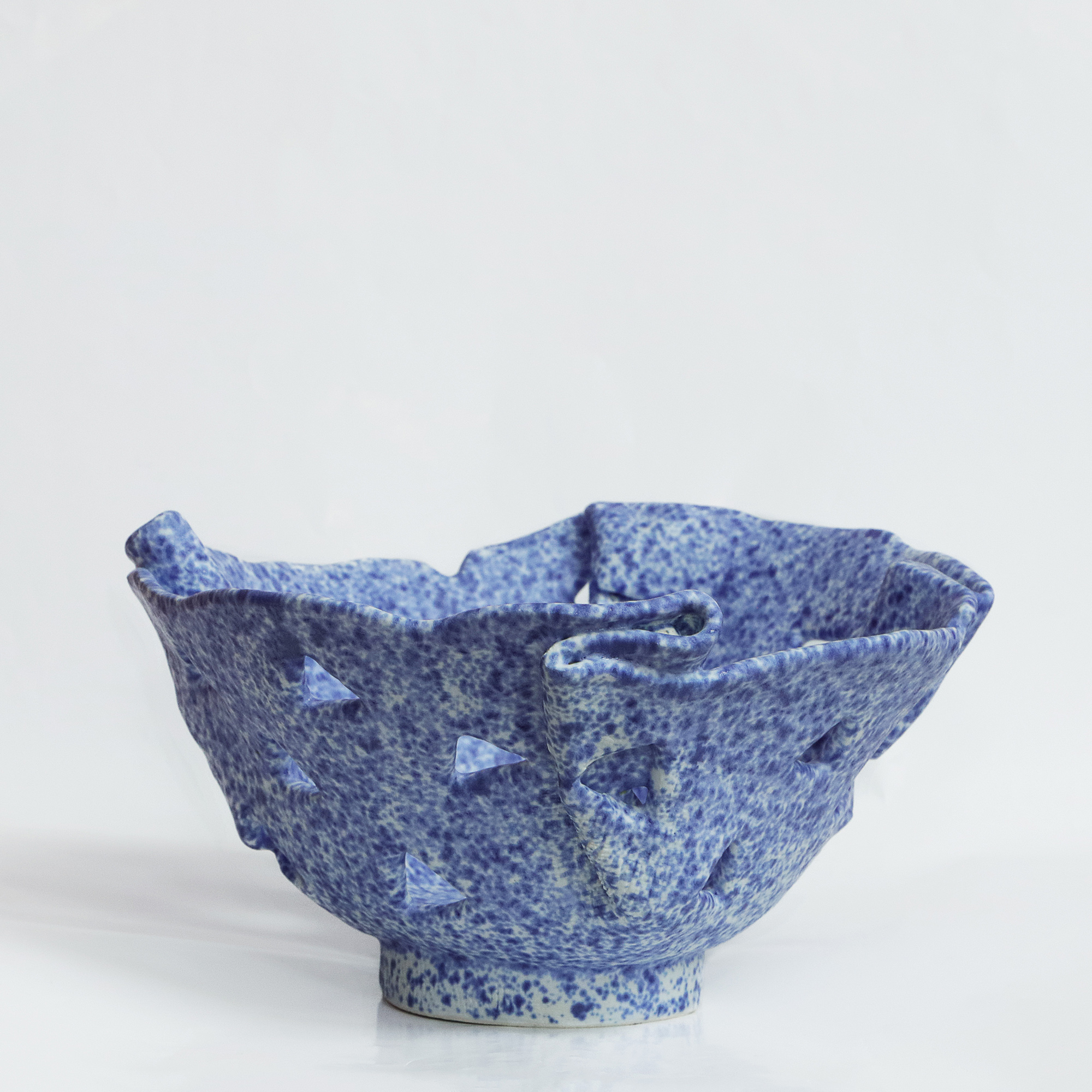 Deko Obst Schale abstrakt modern weiss blau Dreieck Keramik Steinzeug Kuenstler