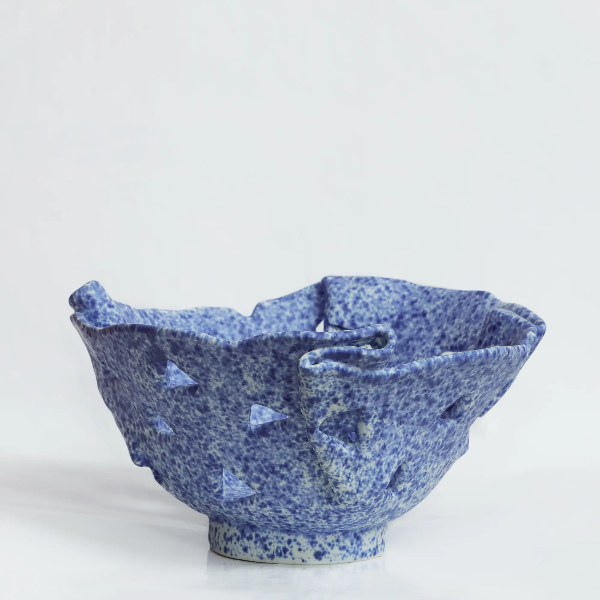 Deko Obst Schale abstrakt modern weiss blau Dreieck Keramik Steinzeug Kuenstler