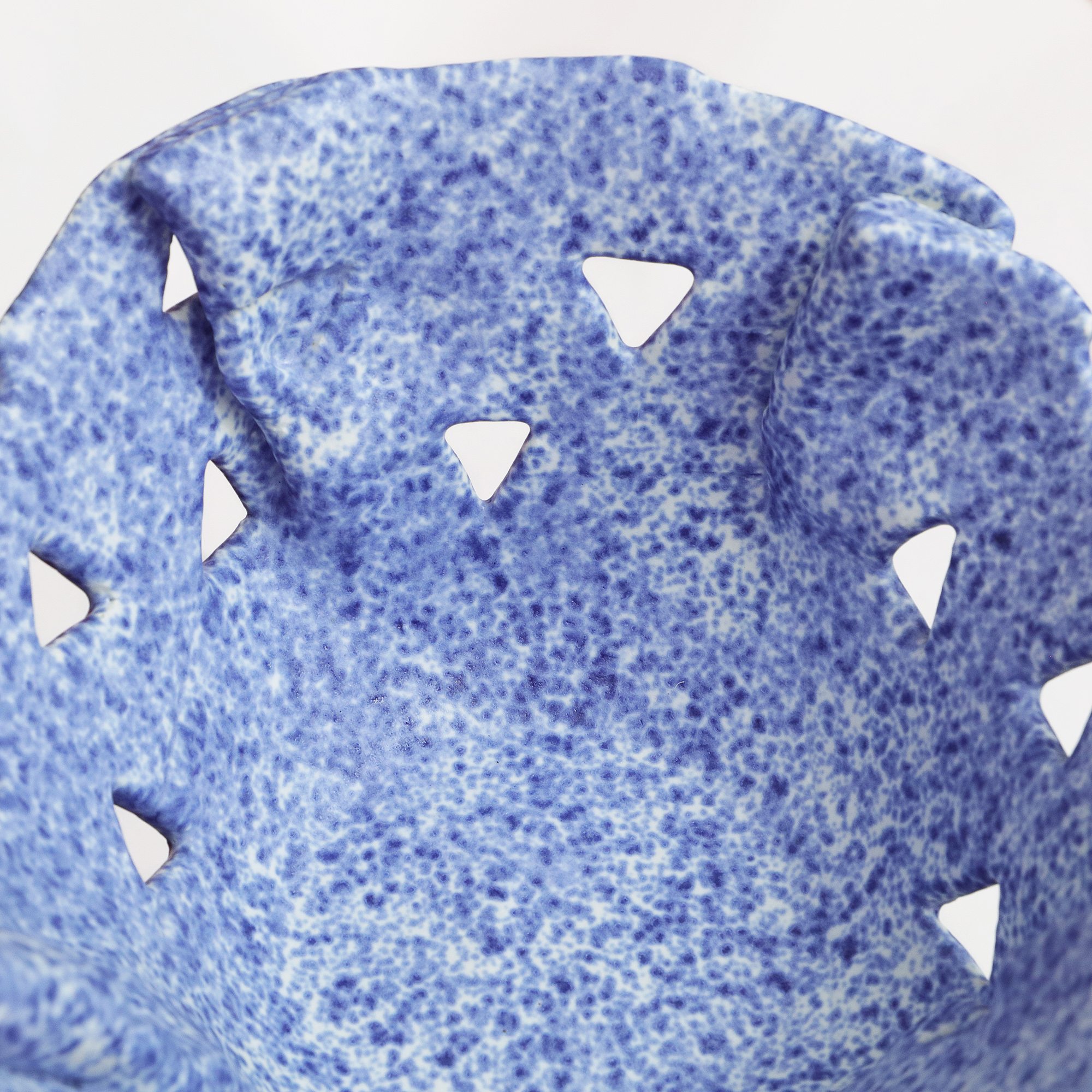 Detail Deko Obst Schale abstrakt modern weiss blau Dreieck Keramik Steinzeug Kuenstler