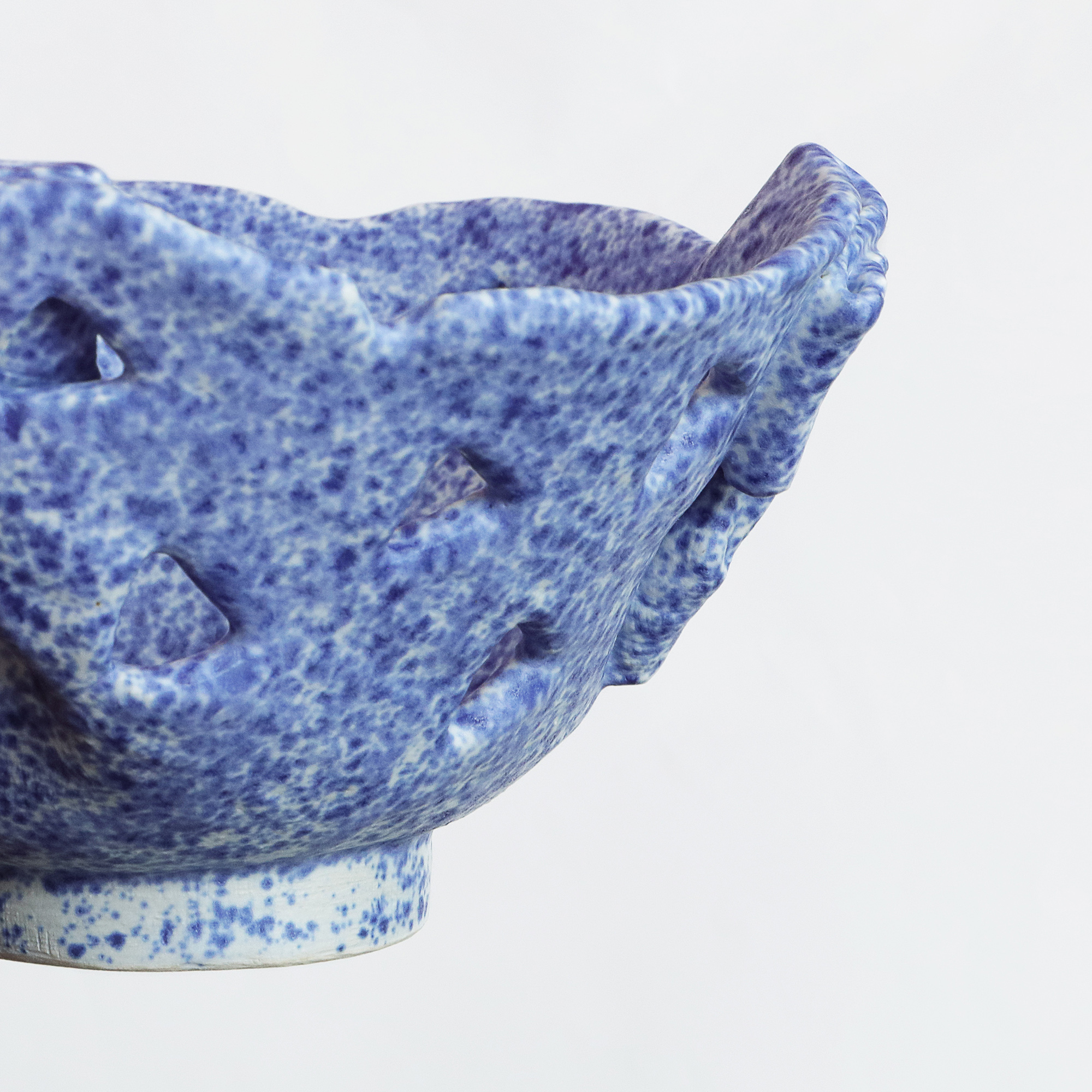 Detail Deko Obst Schale abstrakt modern weiss blau Dreieck Keramik Steinzeug Kuenstler