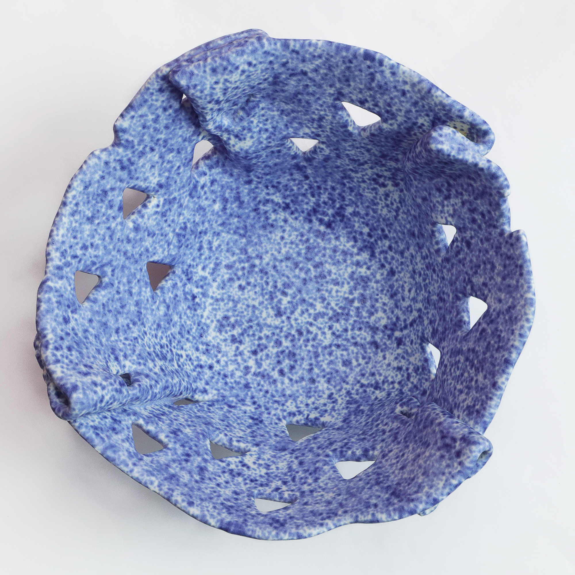 Detail Deko Obst Schale abstrakt modern weiss blau Dreieck Keramik Steinzeug Kuenstler