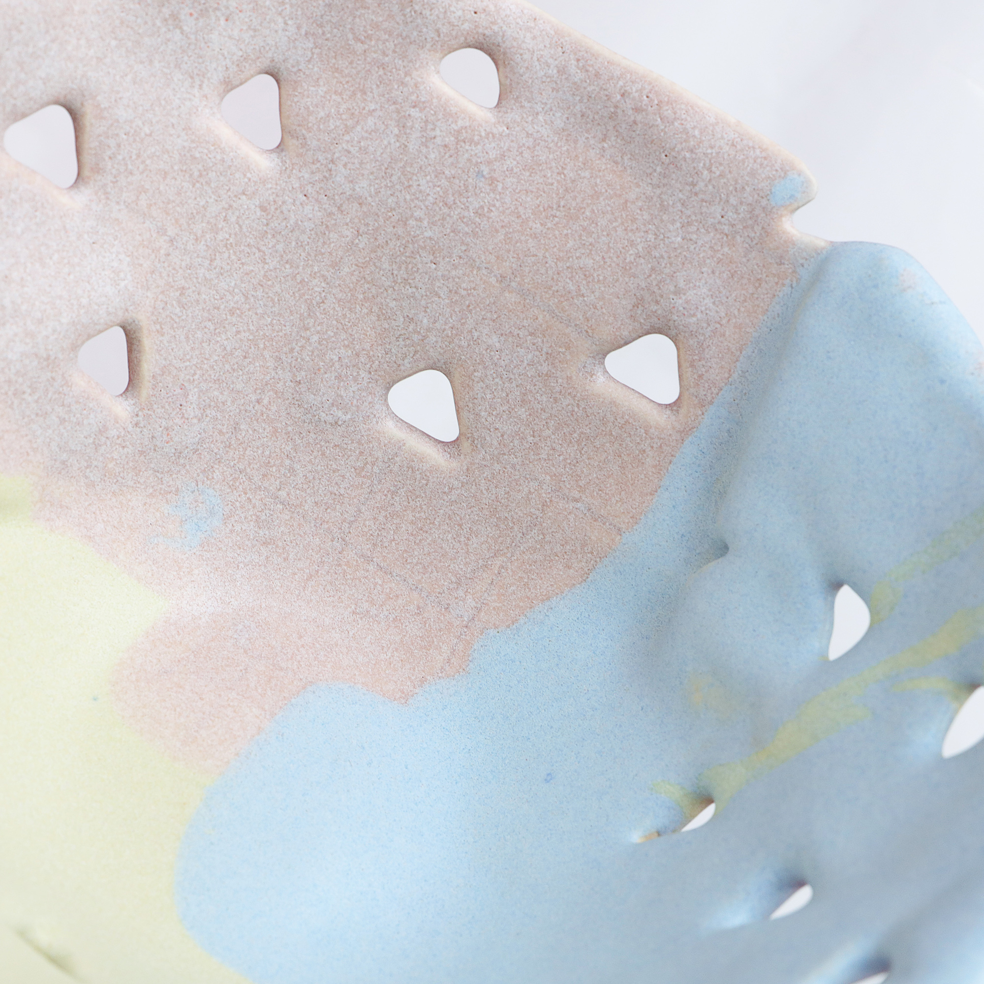 Detail Deko Obst Schale abstrakt pastell gelb rosa blau Dreieck Keramik Kunst modern