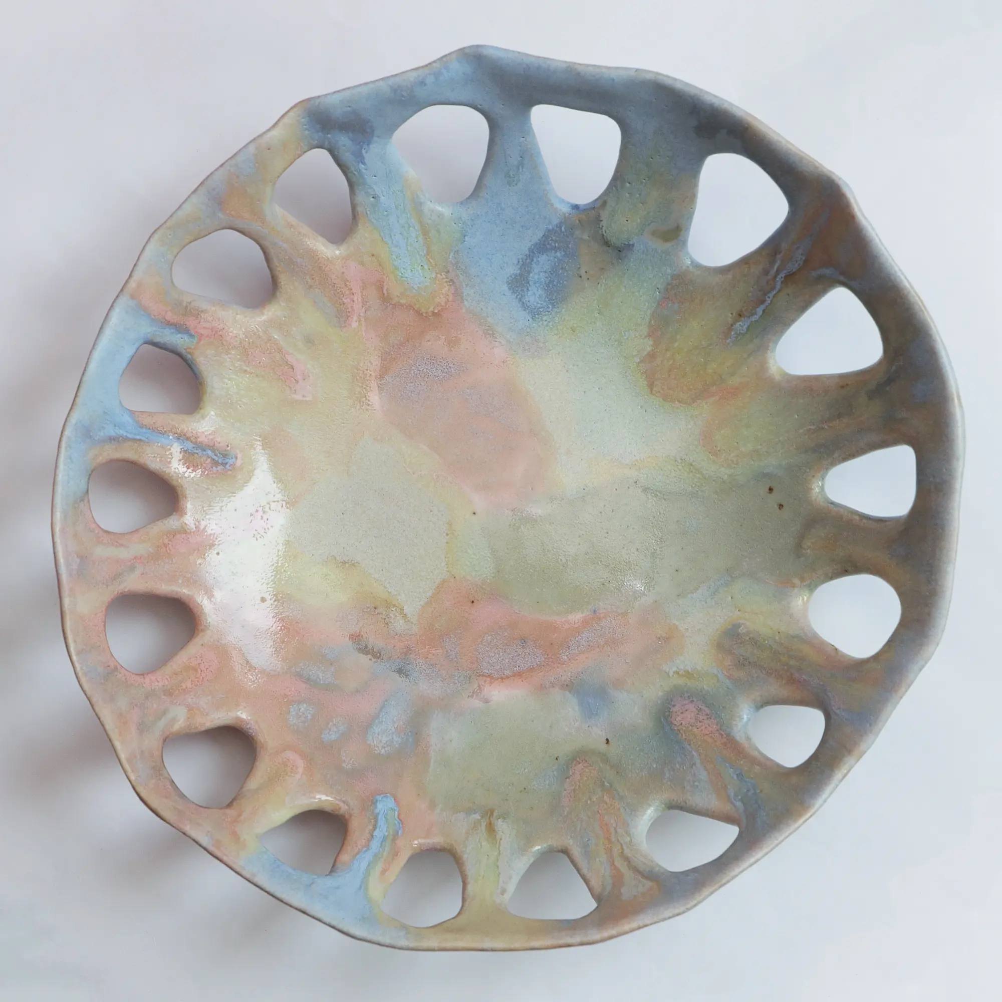 Nahaufnahme XL Deko Obst Schale abstrakt pastell gelb rosa blau Dreieck Keramik Kunst Loft