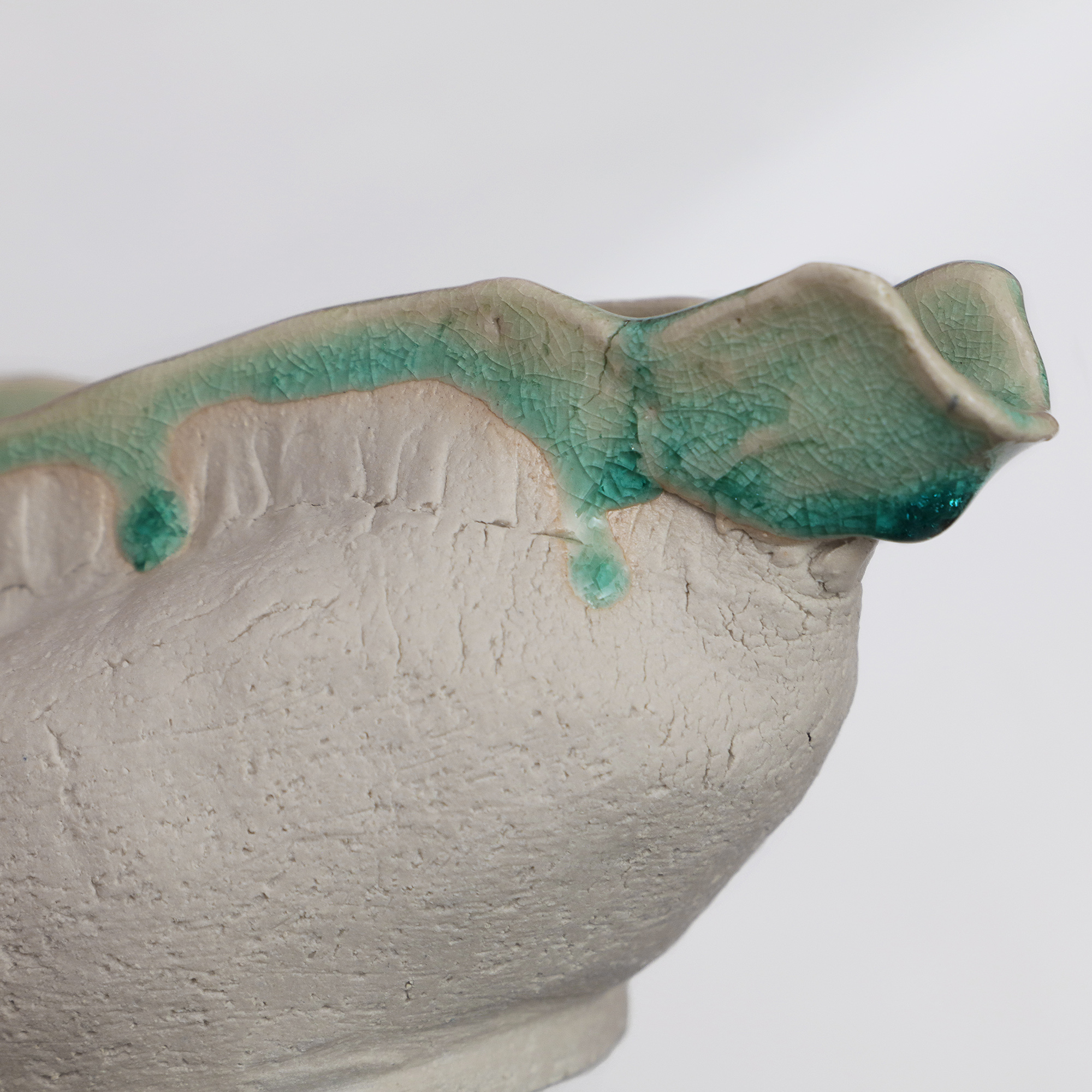 Detail Keramik Tee Kanne Blumen Vase weiss tuerkis craquelee abstrakt Kunst Deko Art