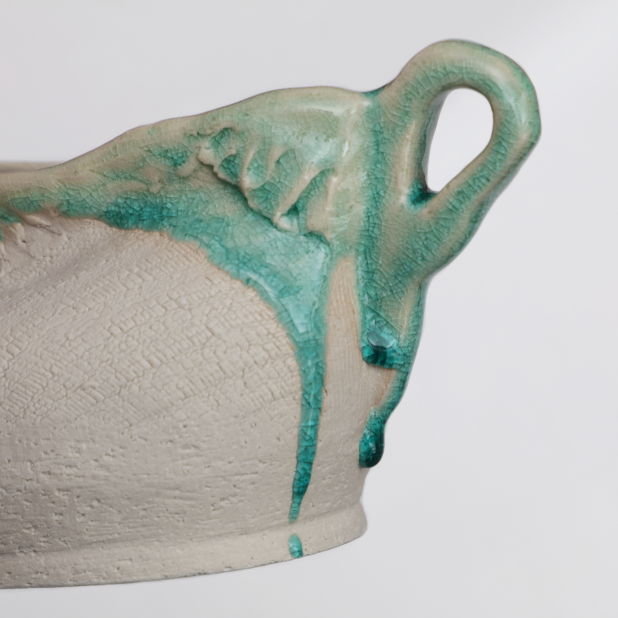 Detail Keramik Tee Kanne Blumen Vase weiss tuerkis craquelee abstrakt Kunst Deko Art