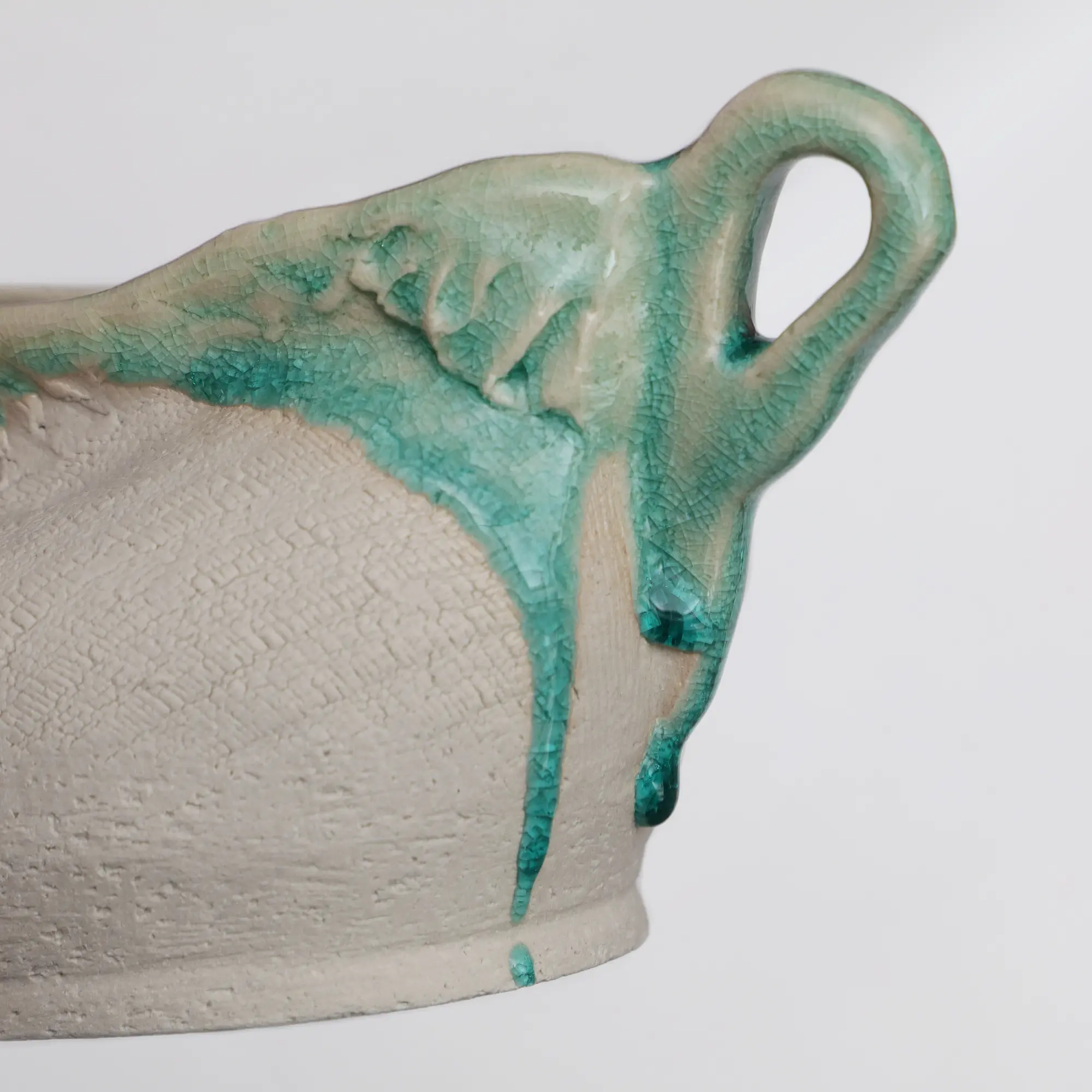 Nahaufnahme Keramik Tee Kanne Blumen Vase weiss tuerkis craquelee abstrakt Kunst Deko Art