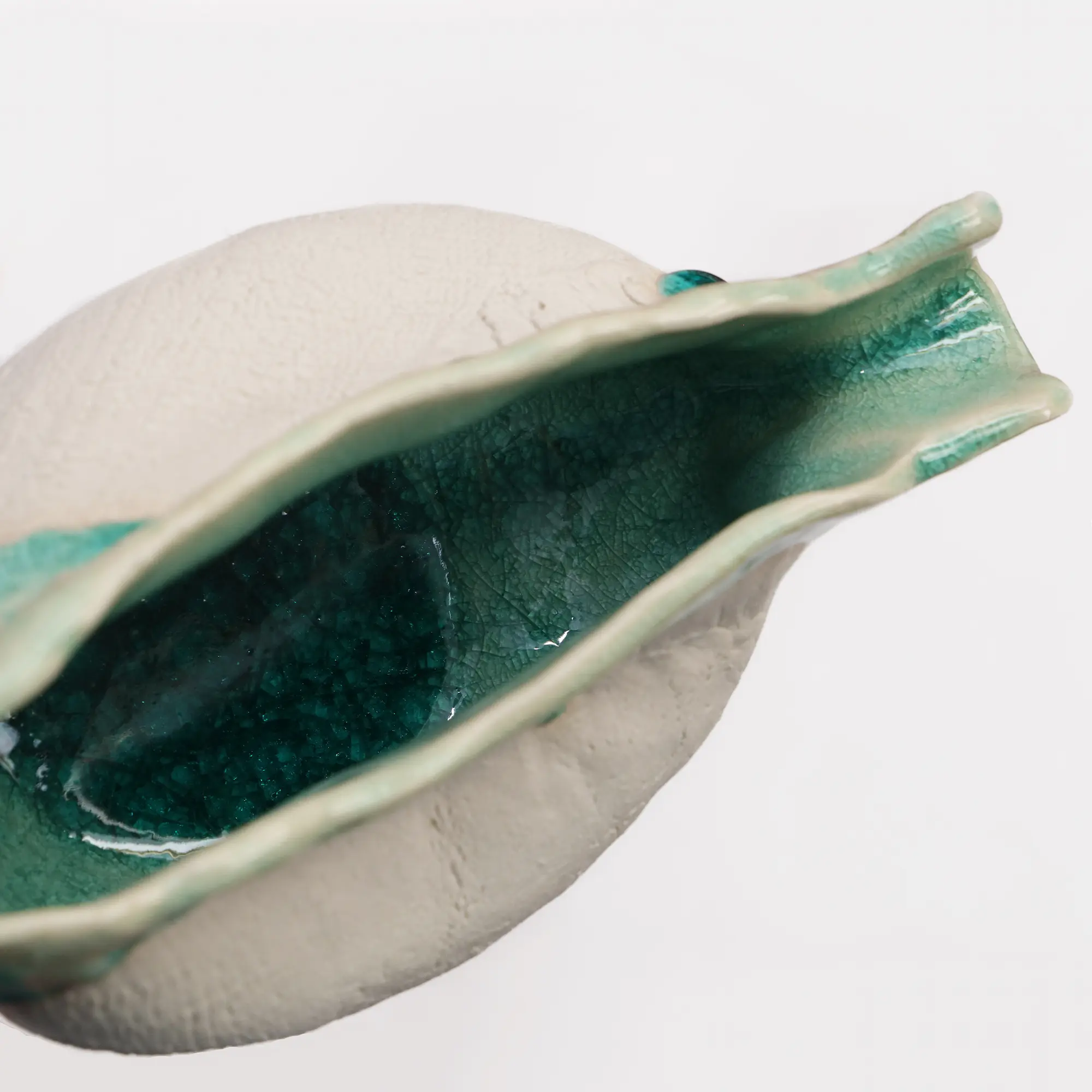 Nahaufnahme Keramik Tee Kanne Blumen Vase weiss tuerkis craquelee abstrakt Kunst Deko Art