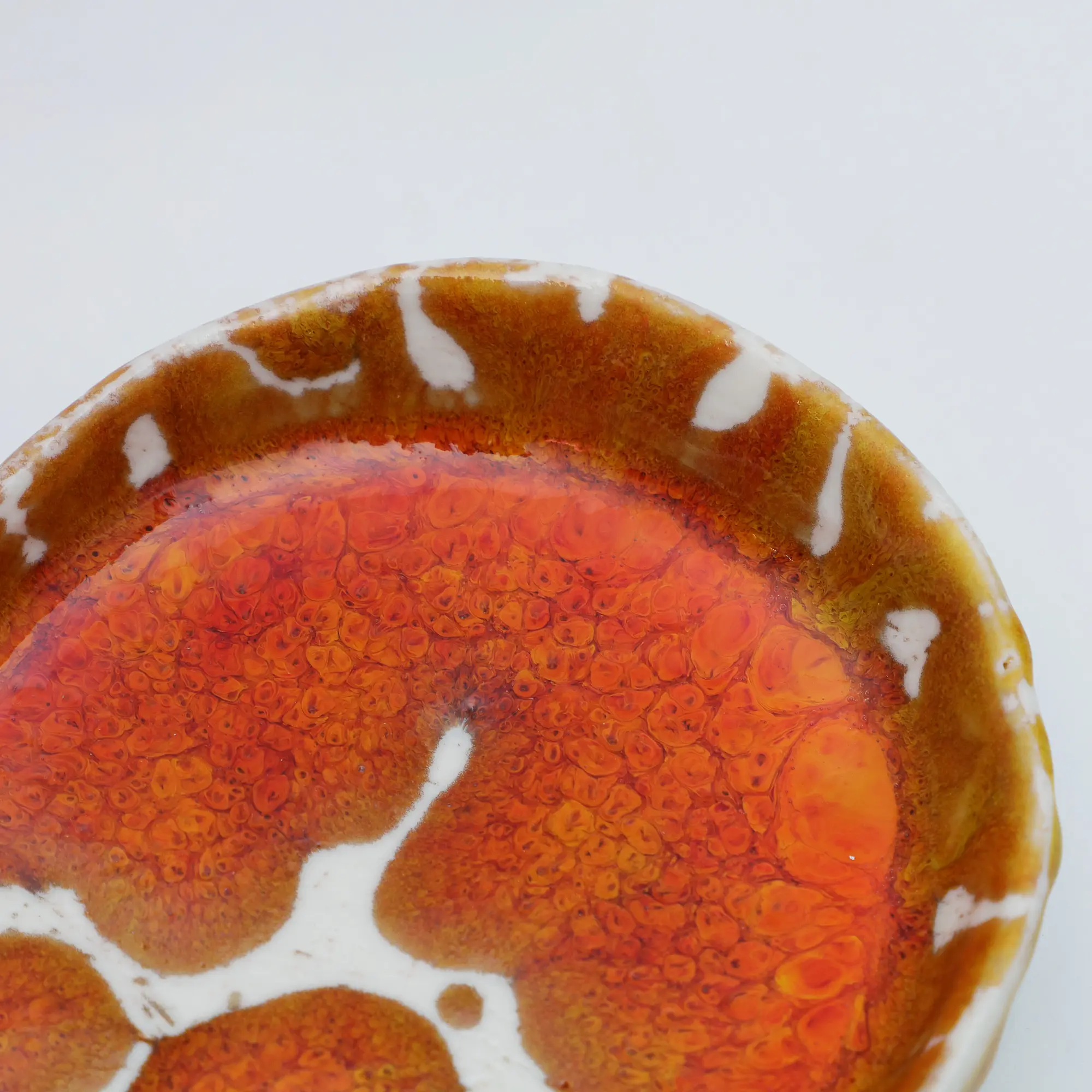 Nahaufnahme XS kleine ovale Weichporzellan Schale orange weiss Deko Kunst abstrakt festlich