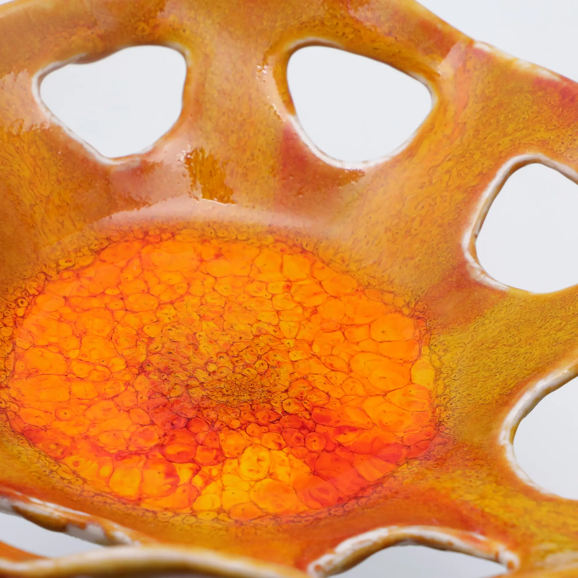 Nahaufnahme XS kleine runde Weichporzellan Schale orange weiss Deko Kunst abstrakt festlich