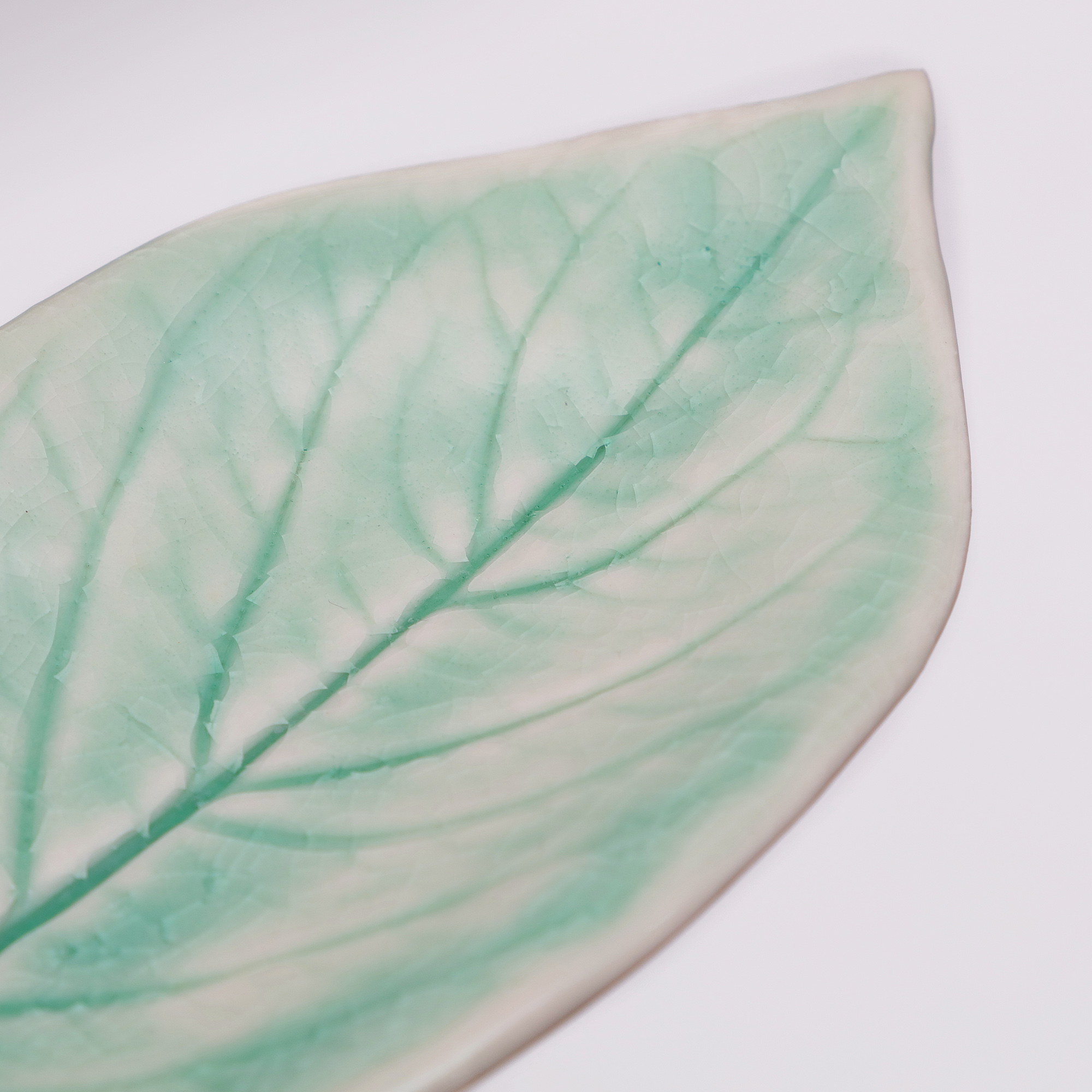 Detail XS Mini klein Blatt Schale Schmuck Deko tuerkis craquelee Weichporzellan Kunst