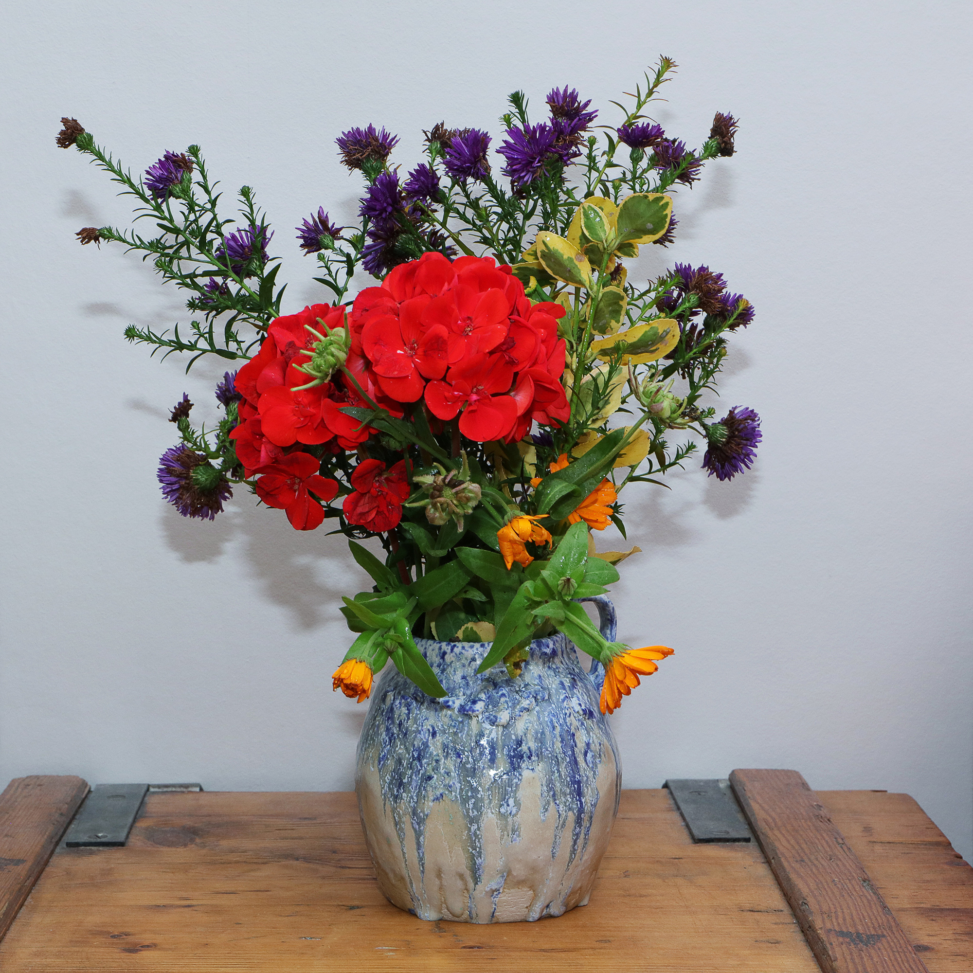 Detail Keramik Steinzeug Vase Henkel Amphore abstrakt Kunst beige blau Farb Verlauf