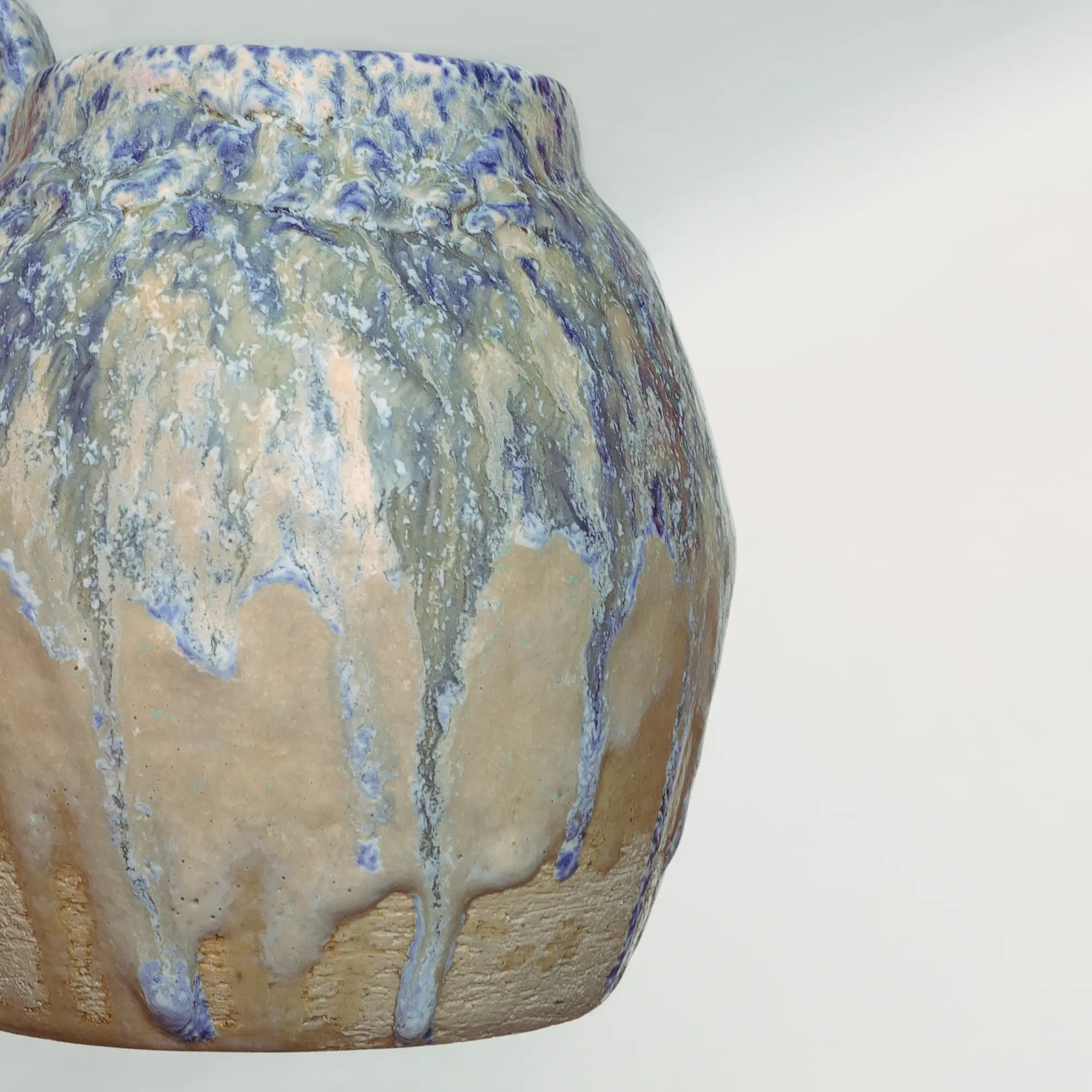 Nahaufnahme Keramik Steinzeug Vase Henkel Amphore abstrakt Kunst beige blau Farb Verlauf