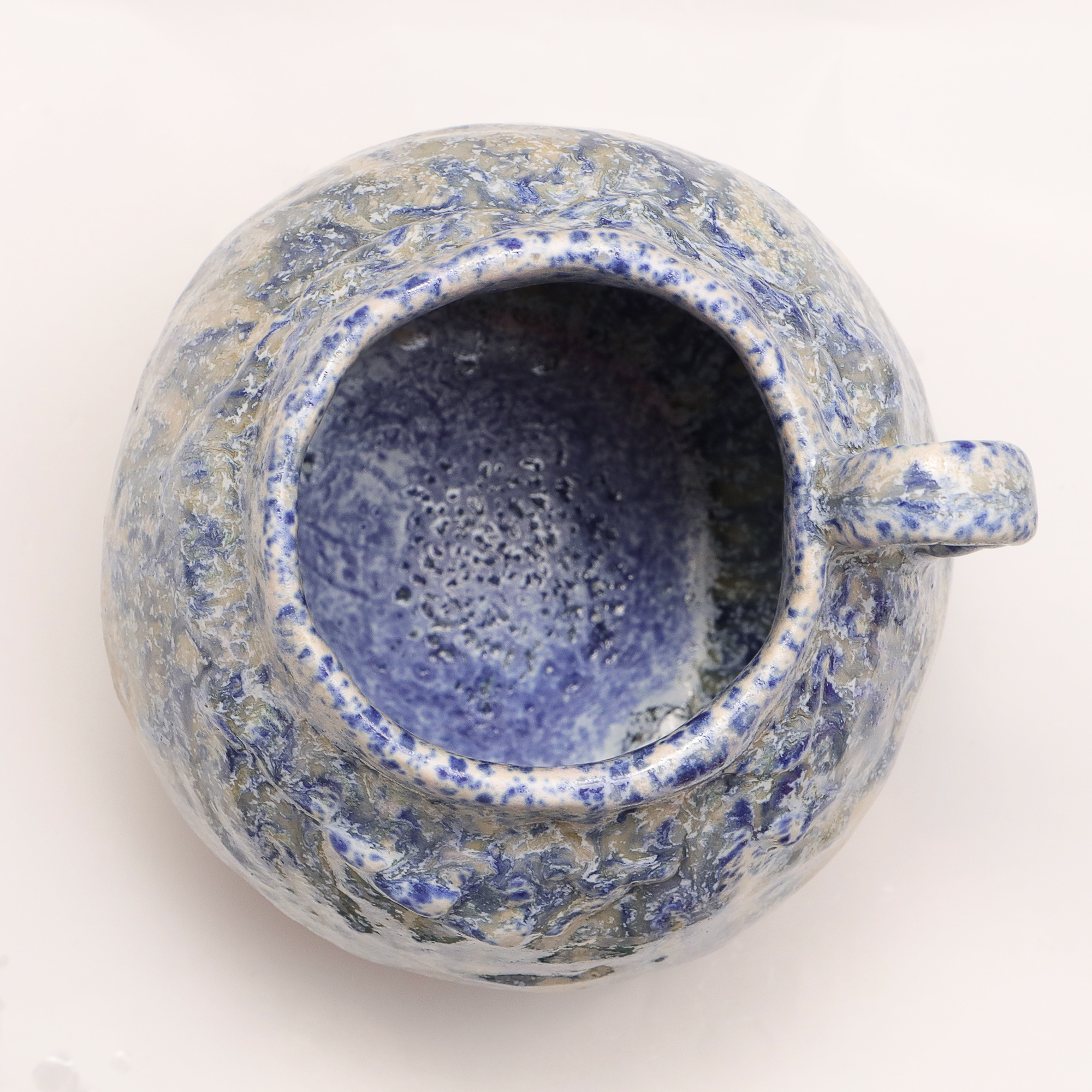 Detail Keramik Steinzeug Vase Henkel Amphore abstrakt Kunst beige blau Farb Verlauf