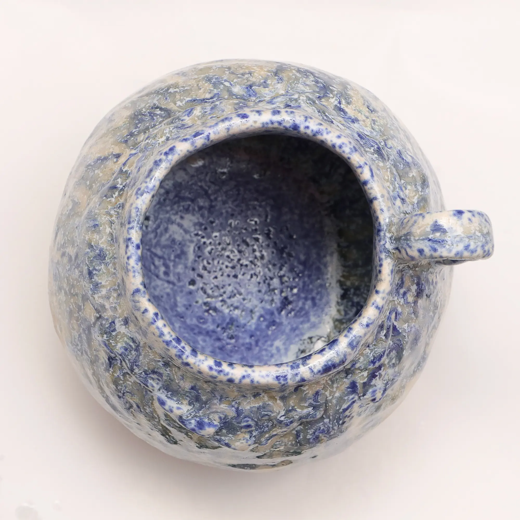 Nahaufnahme Keramik Steinzeug Vase Henkel Amphore abstrakt Kunst beige blau Farb Verlauf