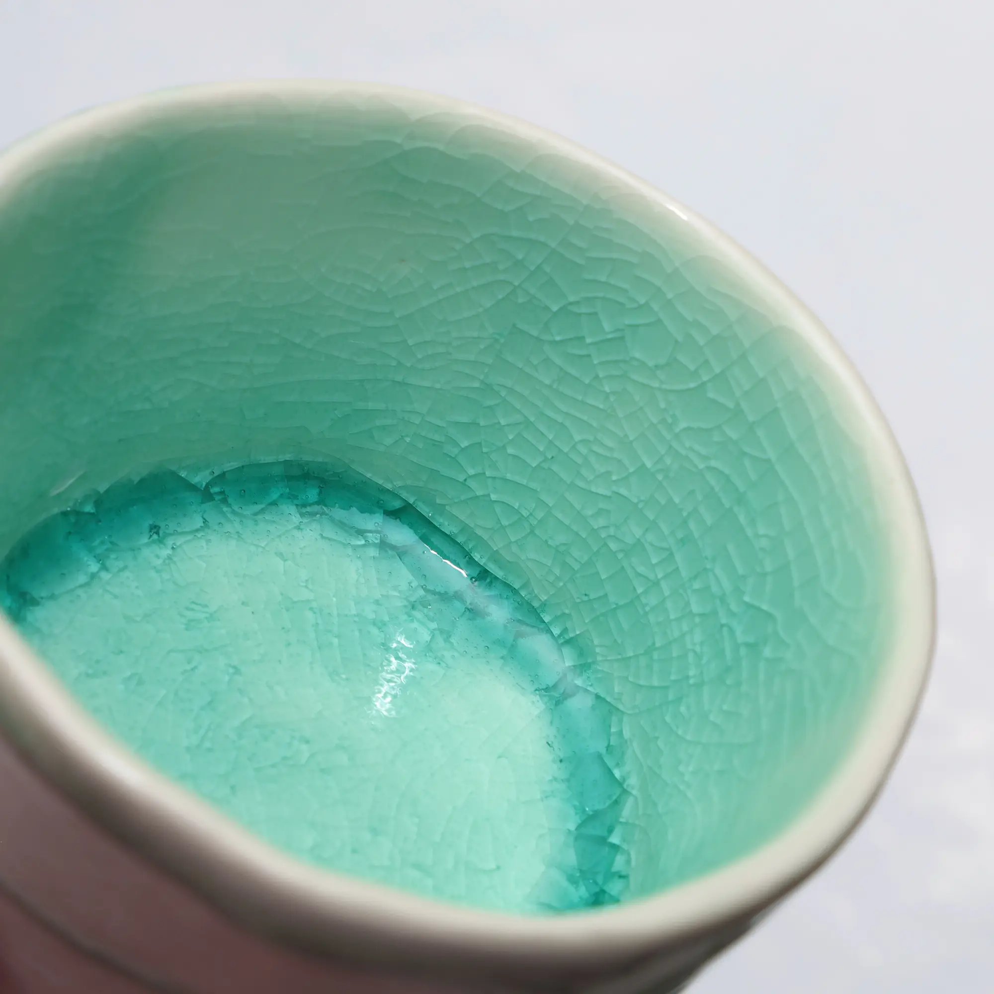 Nahaufnahme XS Mini Schale Weich Porzellan weiss tuerkis craquelee Deko Oliven Art Künstler