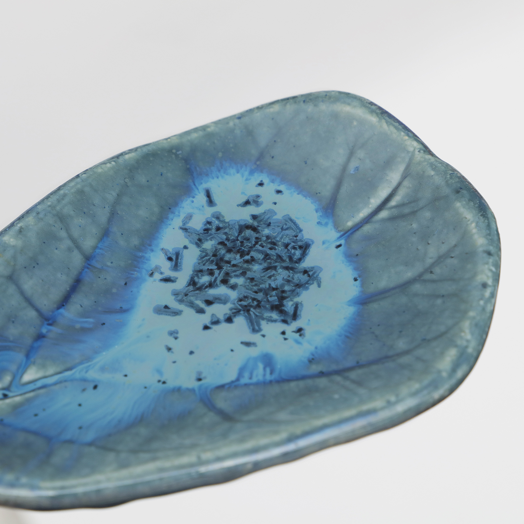 Detail XS Mini Schmuck Deko Schale Blatt blau Kristalle Keramik Geschirr Unikat Kunst