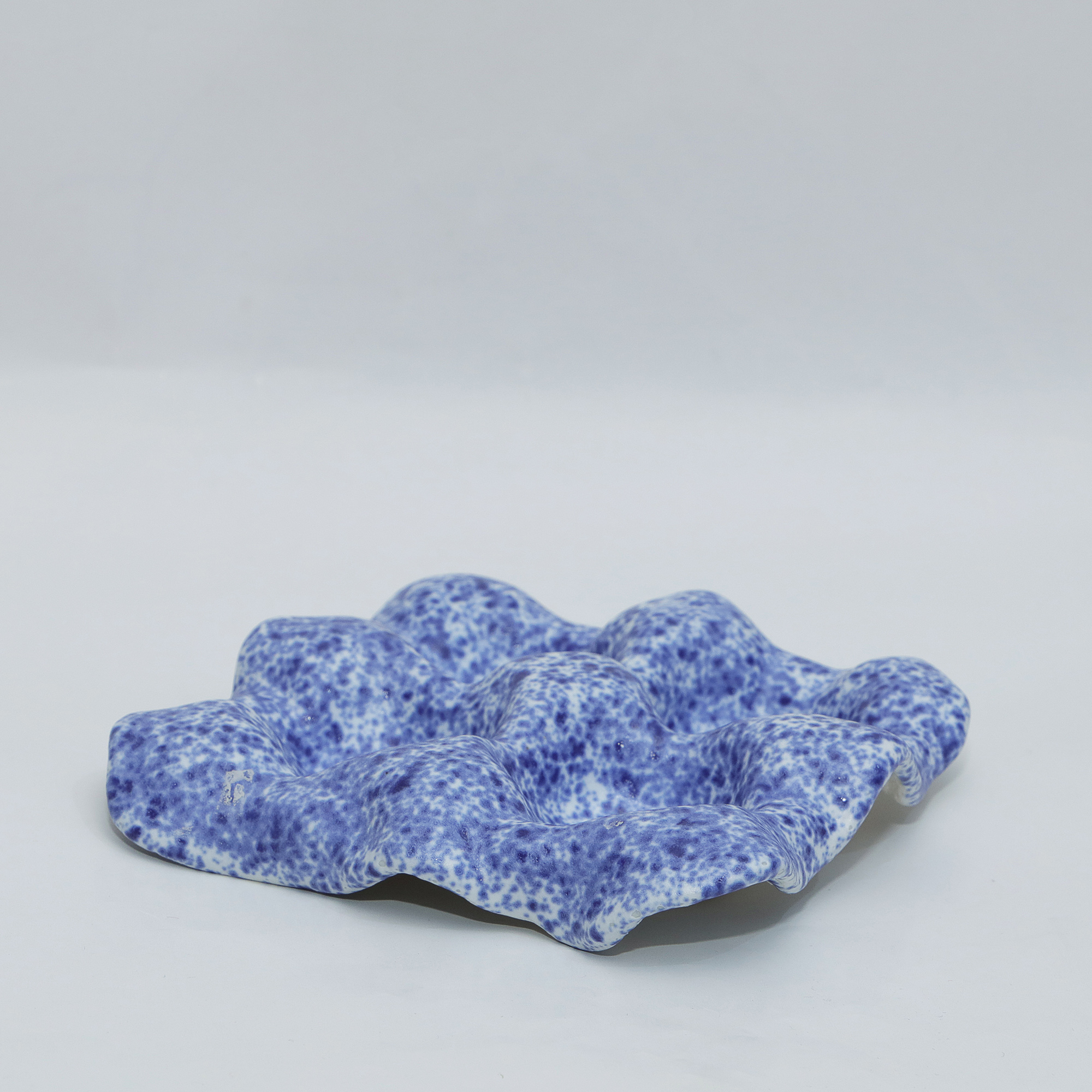 Detail 4er Eier Becher Halter Porzellan weiss blau Kunst Künstler Unikat Keramik Art