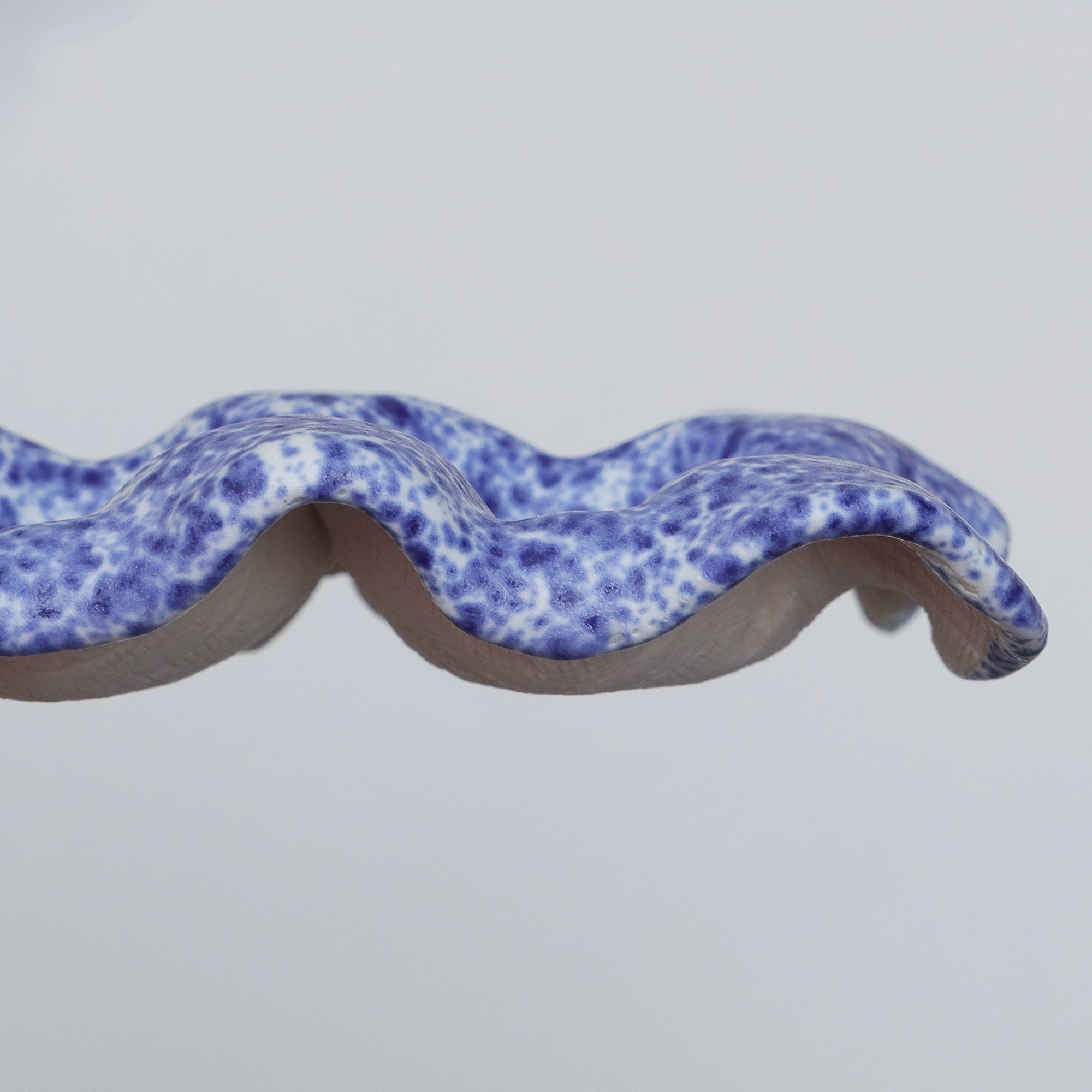 Detail 4er Eier Becher Halter Porzellan weiss blau Kunst Künstler Unikat Keramik Art