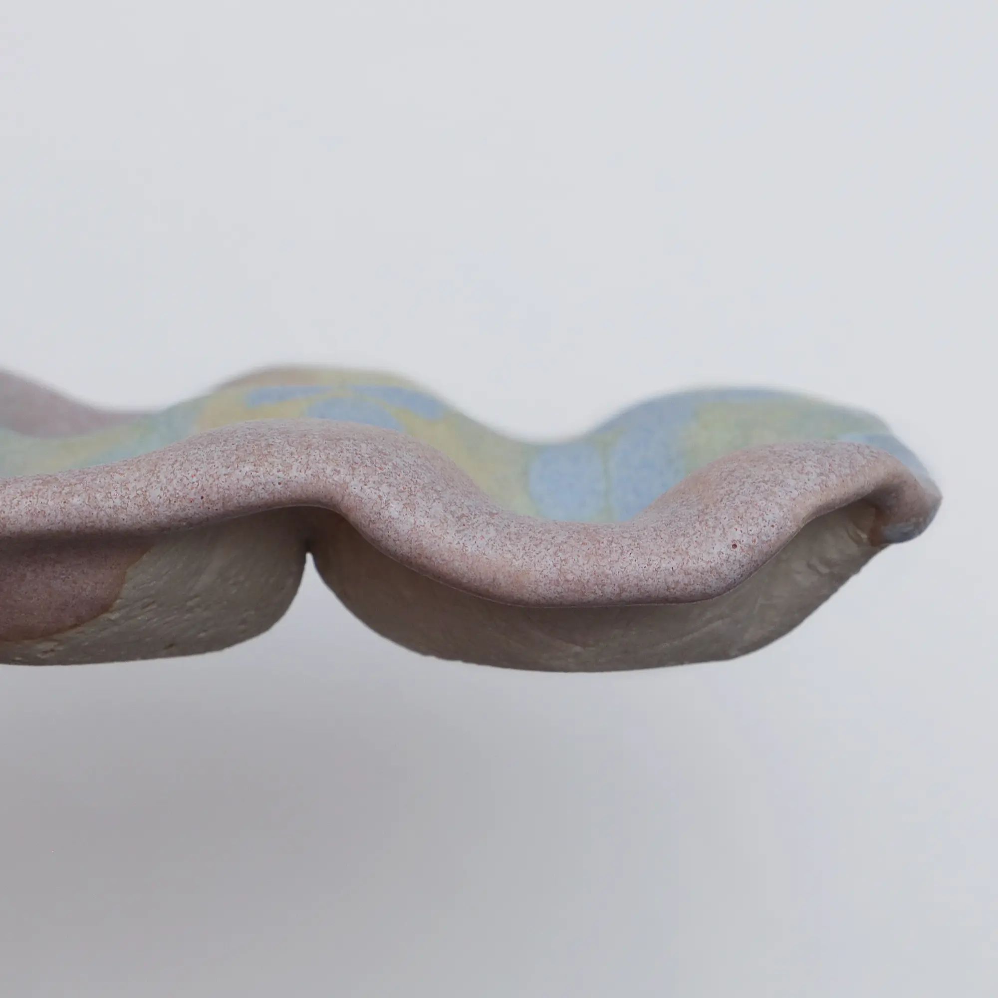 Nahaufnahme 4er Eier Becher Halter Steinzeug pastell gelb rosa blau Künstler Unikat Keramik