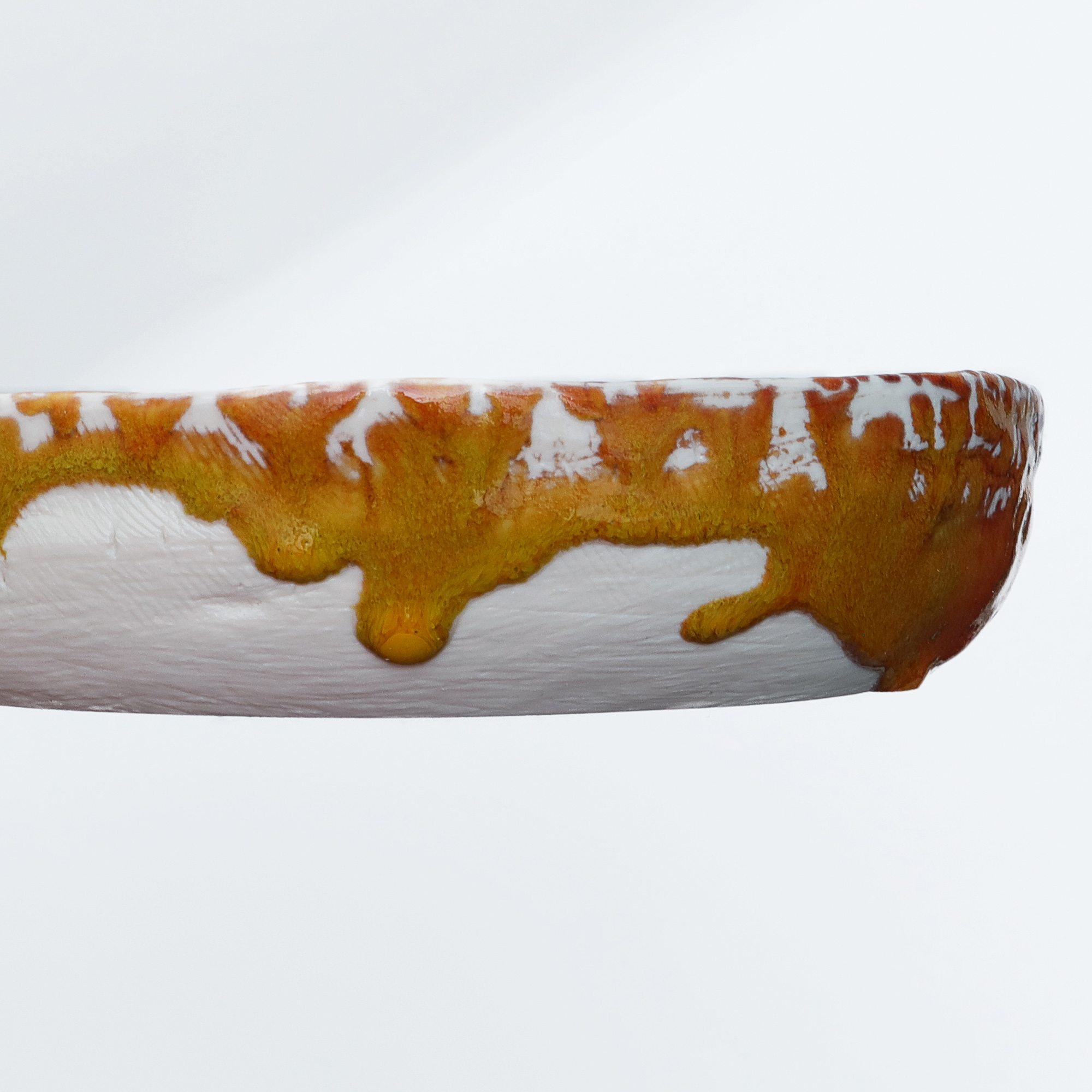 Detail Kuenstler Obst Schale abstrakt Kunst orange rot weiss Porzellan Keramik Deko