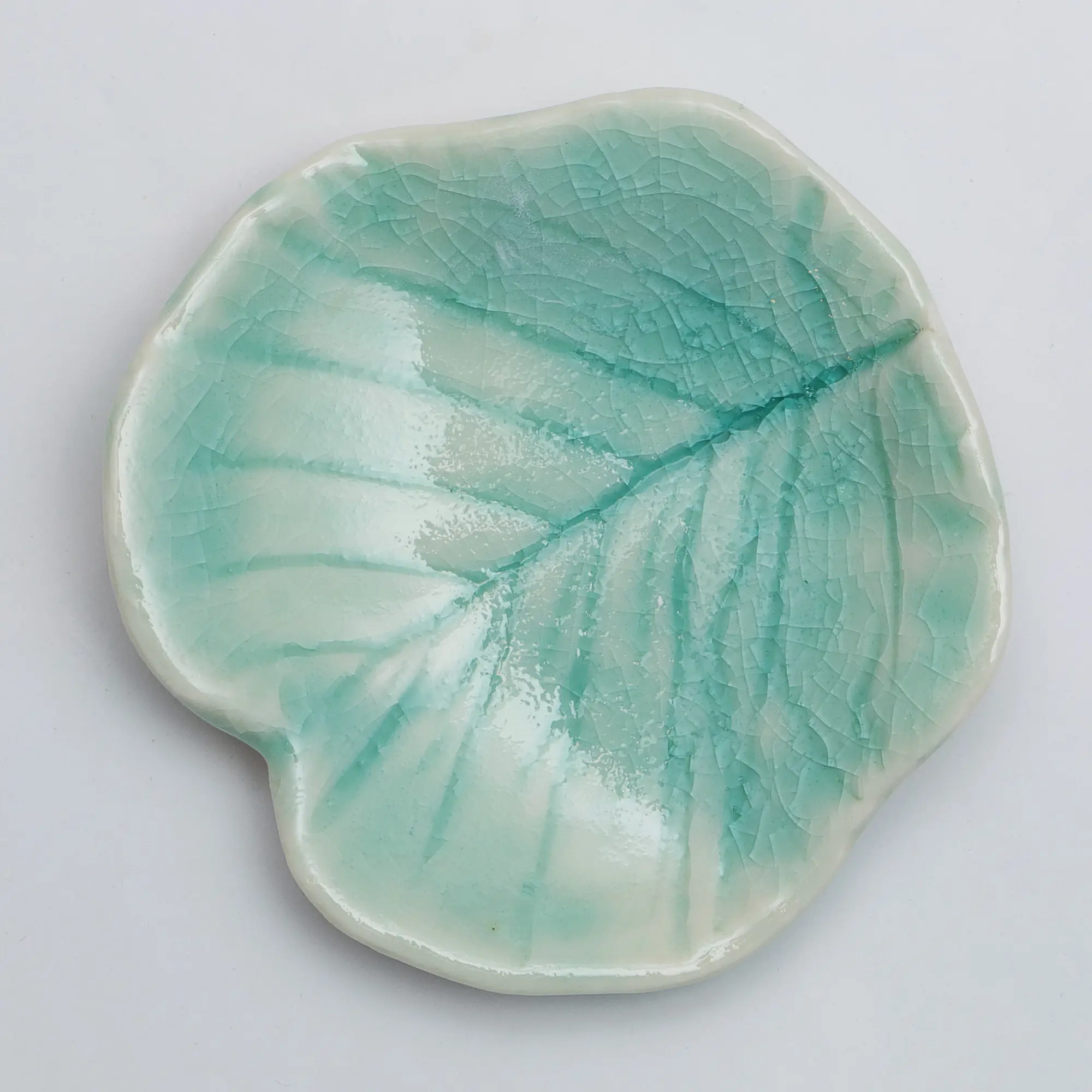 Nahaufnahme XS mini kleines Deko Blatt Schale Schmuck tuerkis Glasur Weichporzellan Kunst