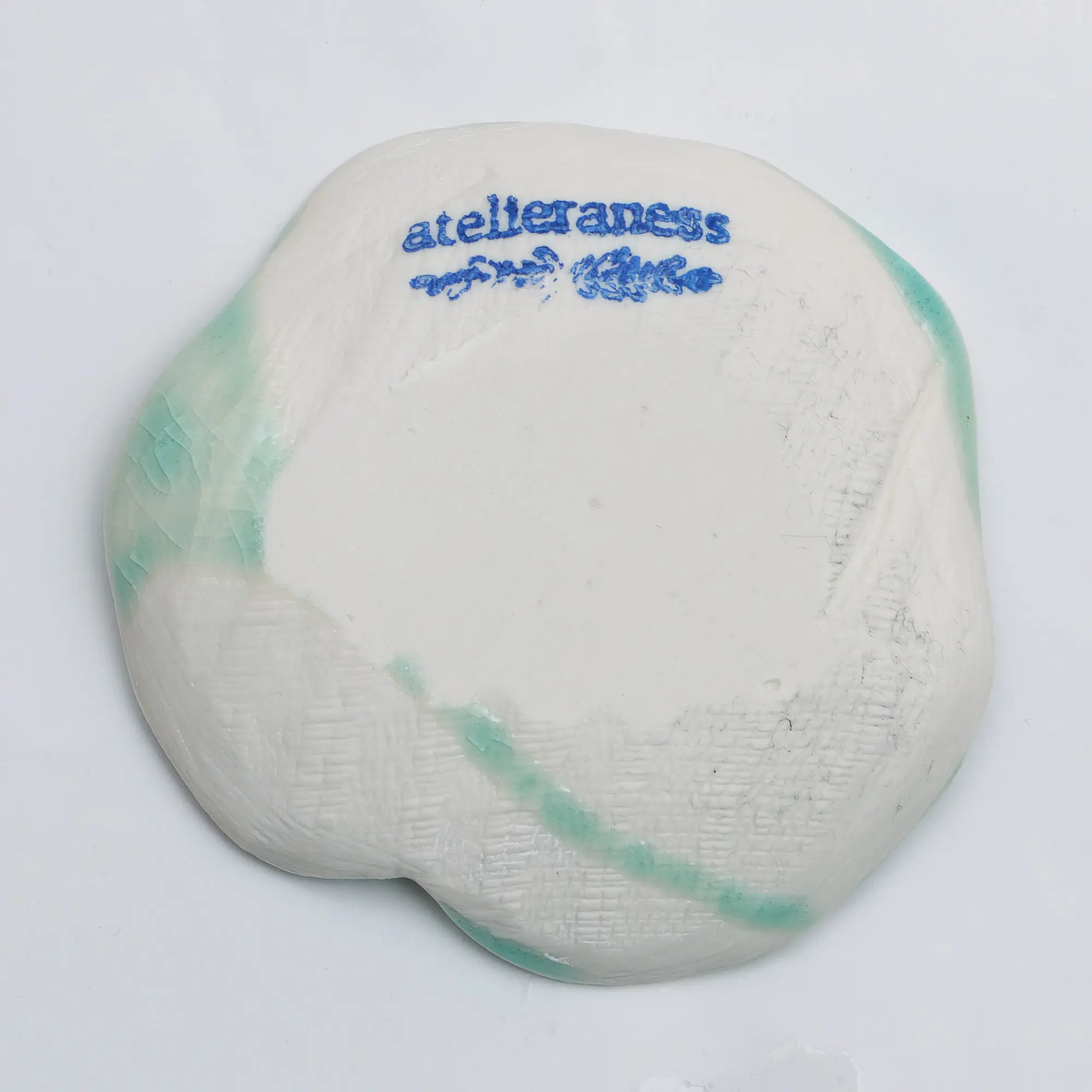 Nahaufnahme XS mini kleines Deko Blatt Schale Schmuck tuerkis Glasur Weichporzellan Kunst