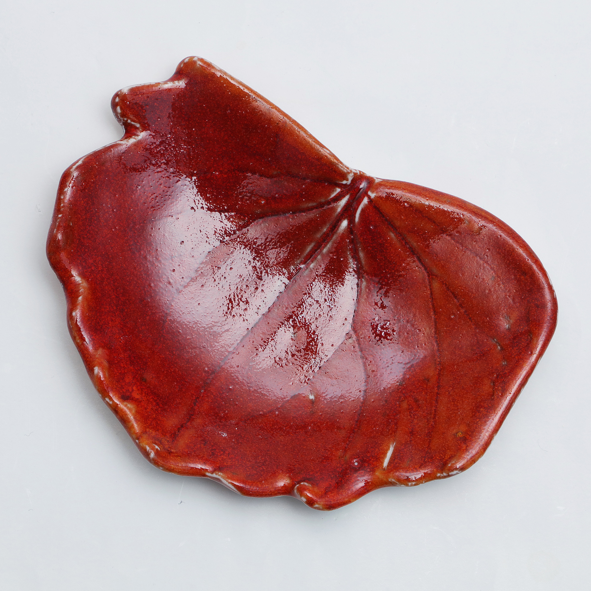 Detail kleines Deko Blatt Schale Schmuck Seife rot Glasur Weichporzellan Ahorn Unikat